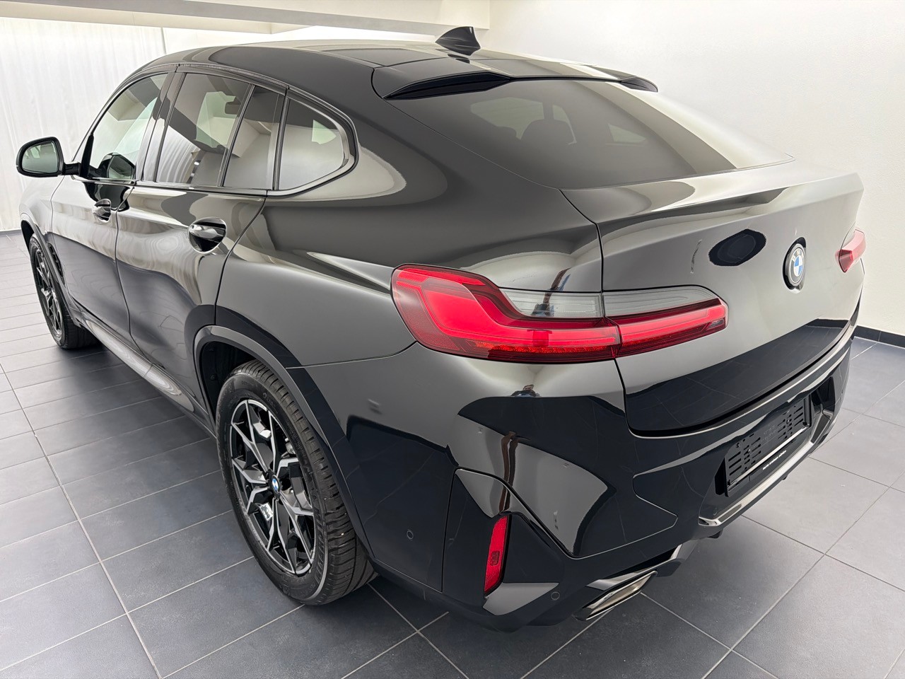 BMW X4 xDrive 48V 20d M Sport-showroom-element-1