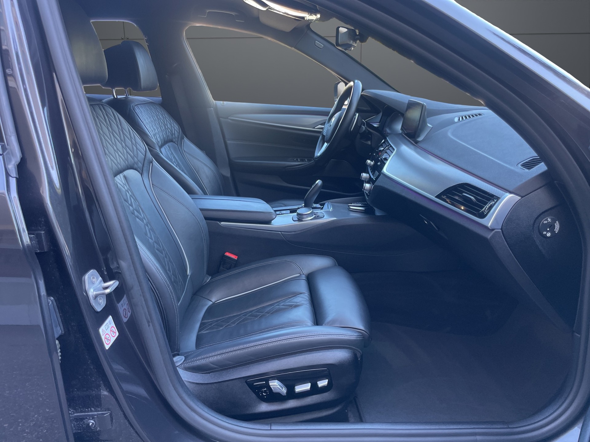 BMW 530e xDrive M Sport Steptronic-image-8