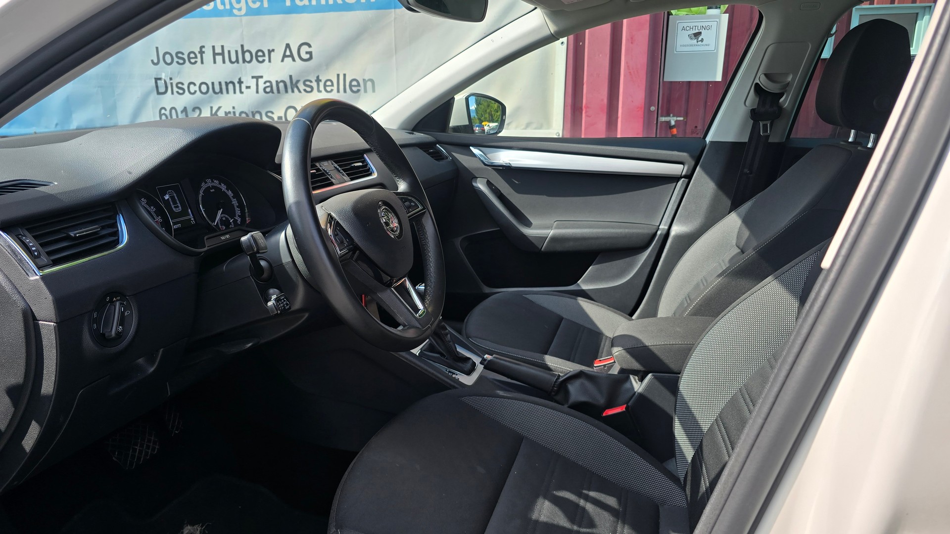 SKODA Octavia Combi 1.6 TDI Ambition-image-9
