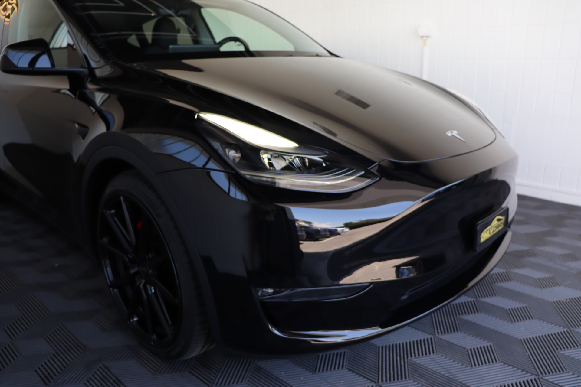 TESLA Model Y Performance-showroom-element-3