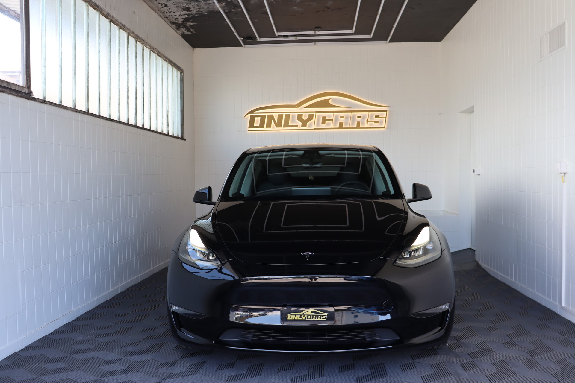 TESLA Model Y Performance-showroom-element-1