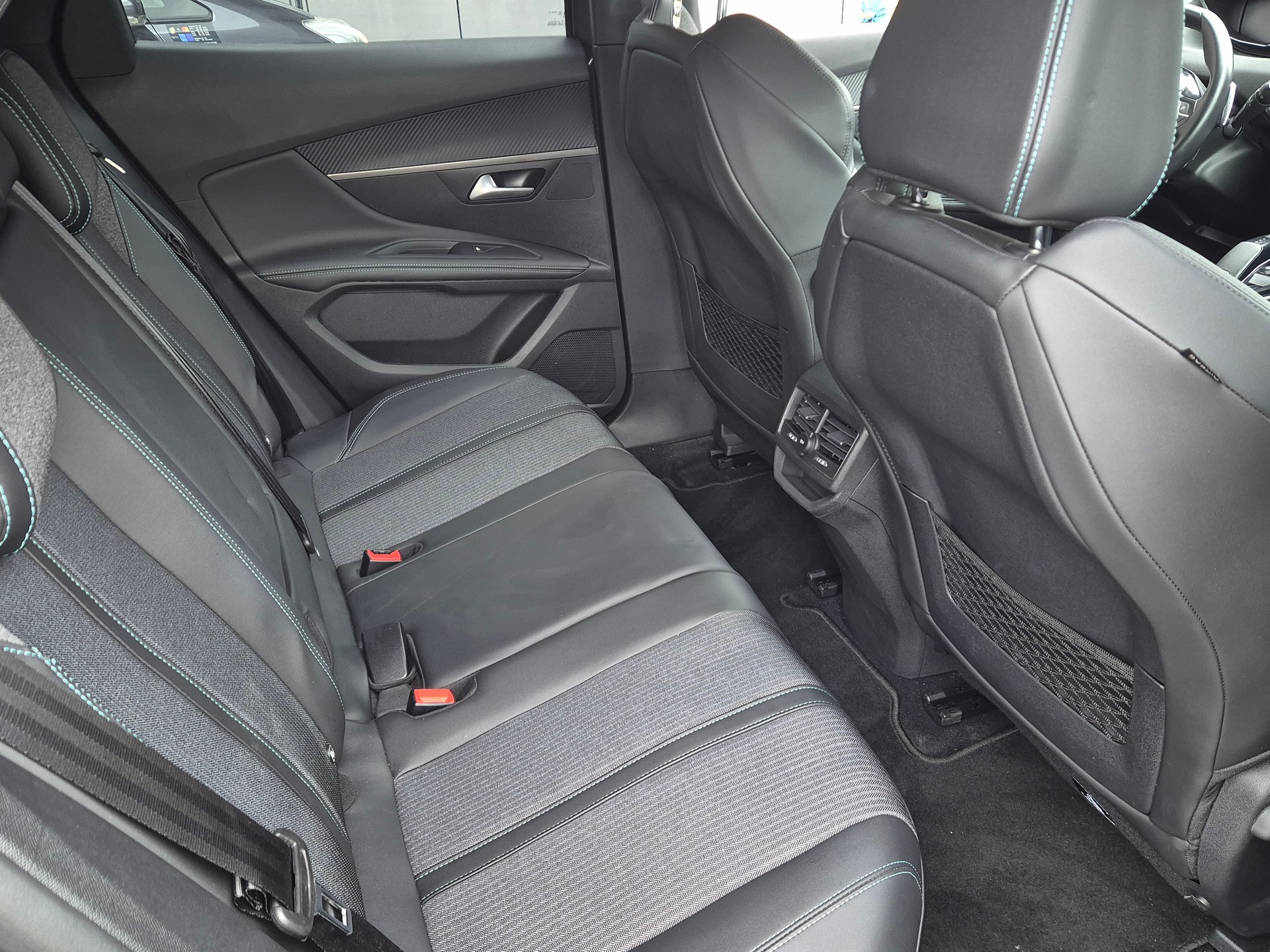 PEUGEOT 3008 1.2 PureTech Allure EAT8-image-17