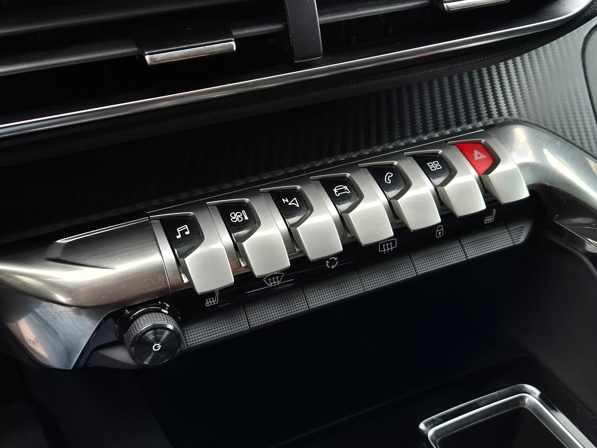 PEUGEOT 3008 1.2 PureTech Allure EAT8-image-19