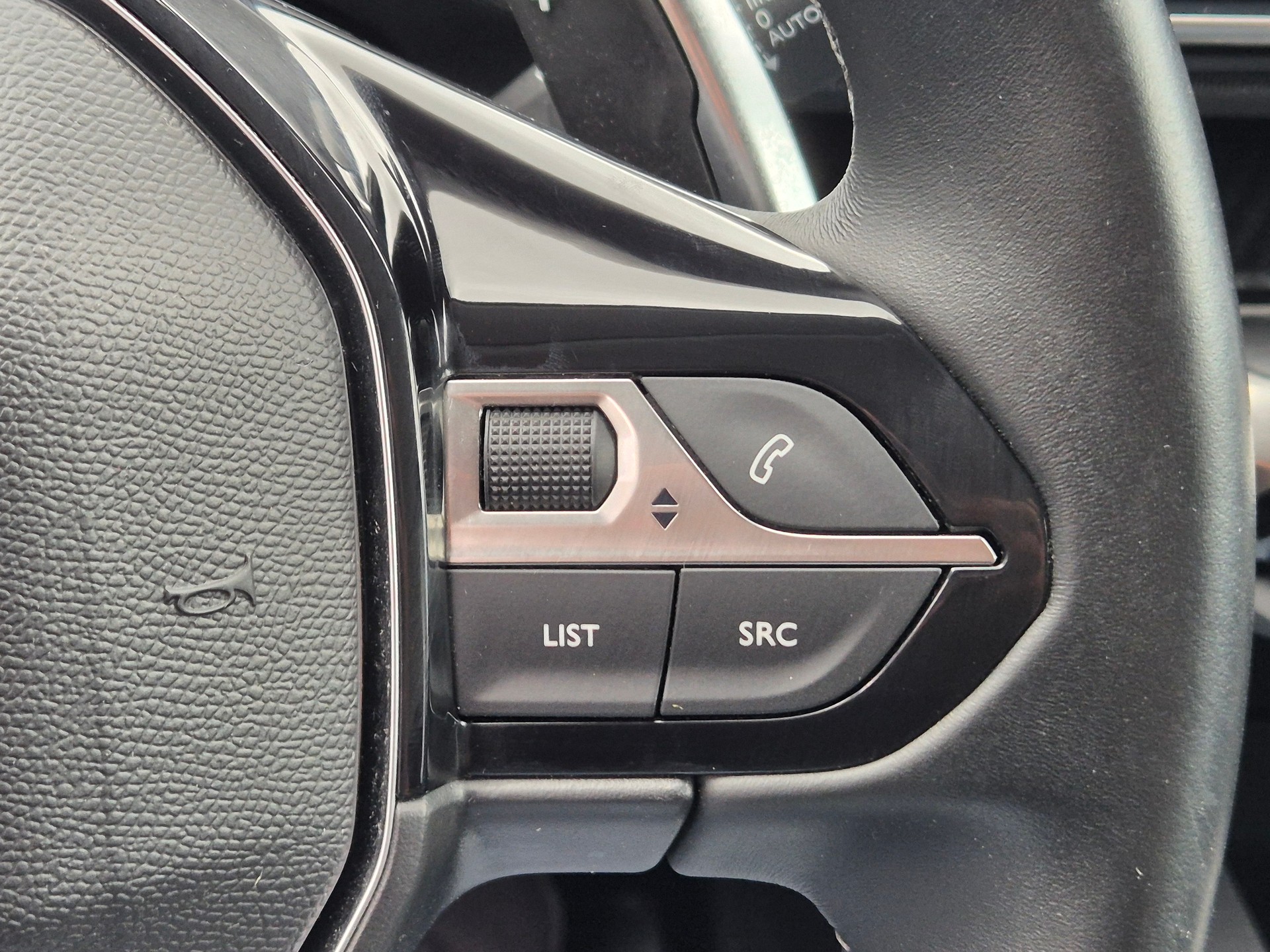 PEUGEOT 3008 1.2 PureTech Allure EAT8-image-28