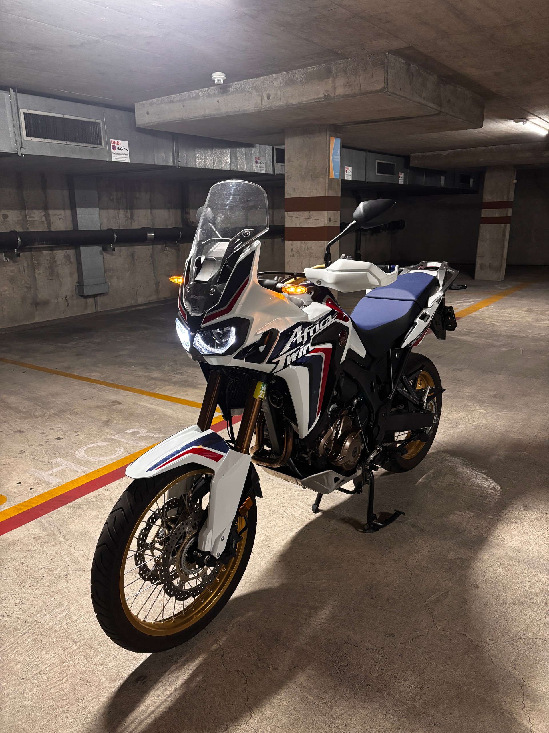 HONDA CRF 1000A Africa Twin-image-1