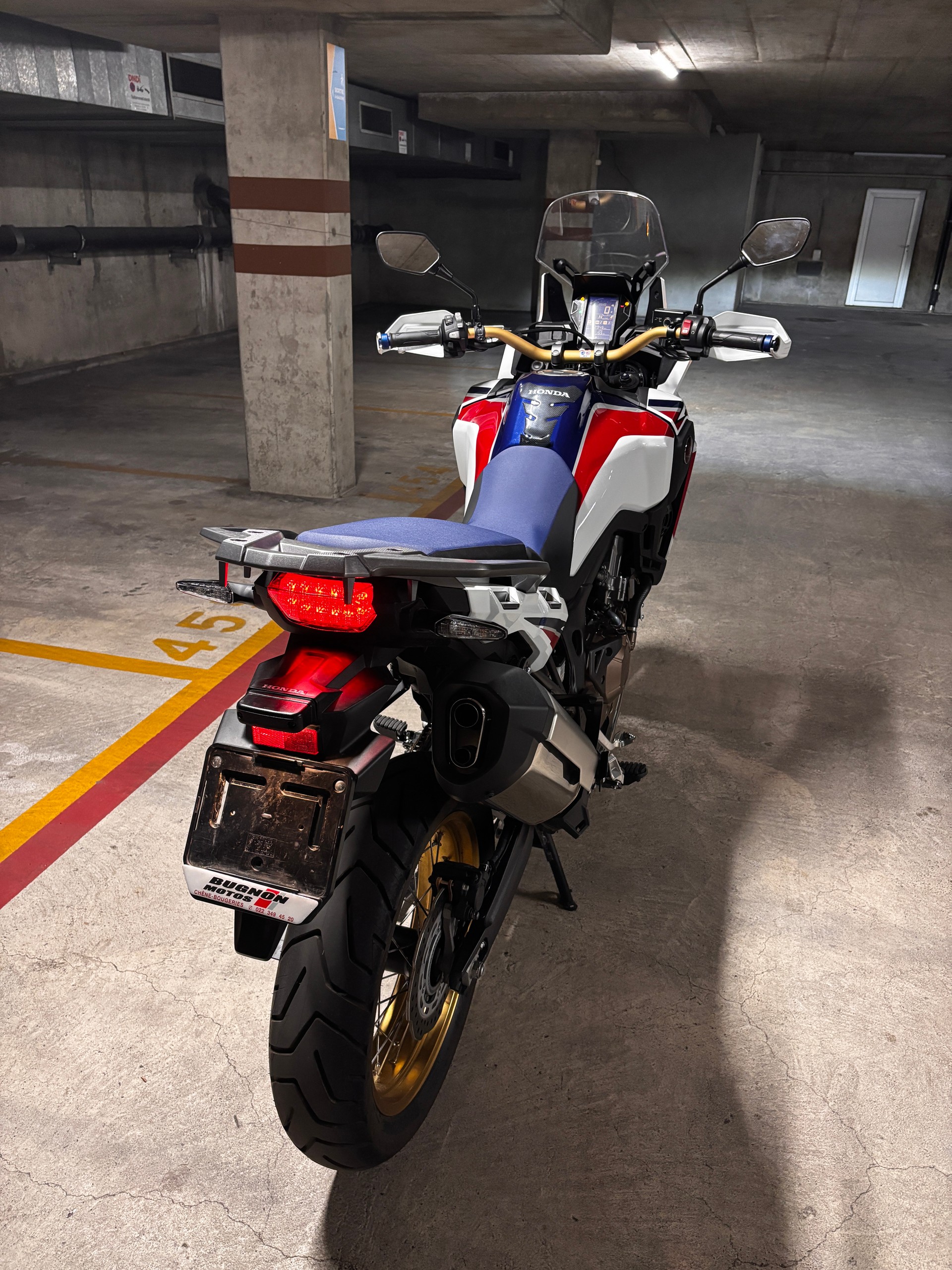 HONDA CRF 1000A Africa Twin-image-4