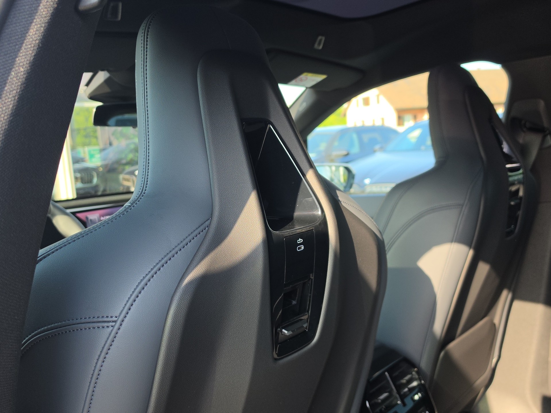 BMW iX xDrive60 M Sport Pro-image-23