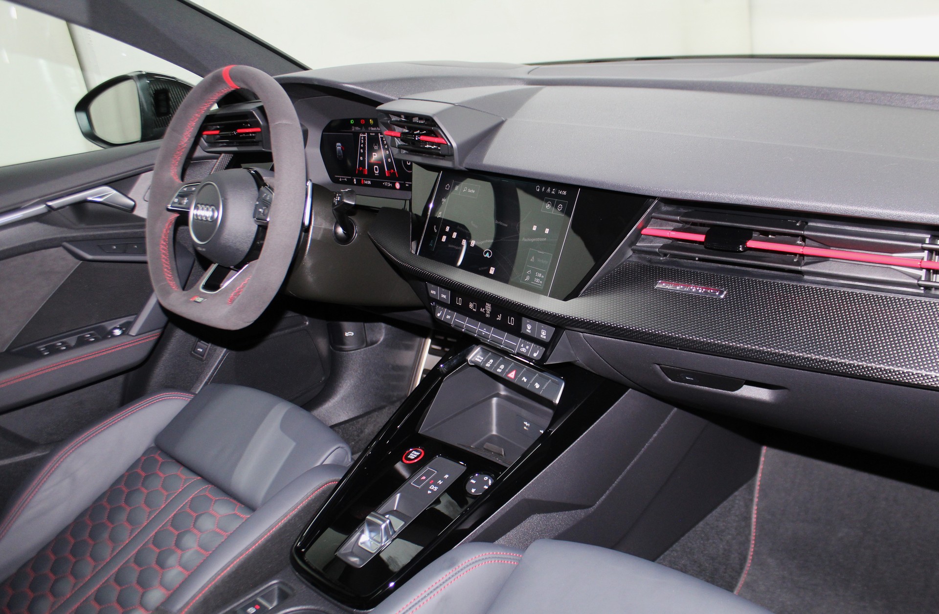 AUDI RS3 Sportback 2.5 TSI quattro S-tronic/ RS-Designpaket plus rot / Keramikbremsanlage / CH-Fahrzeug-image-12