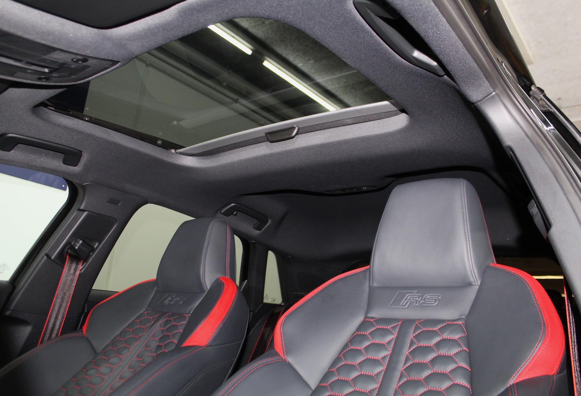 AUDI RS3 Sportback 2.5 TSI quattro S-tronic/ RS-Designpaket plus rot / Keramikbremsanlage / CH-Fahrzeug-image-9