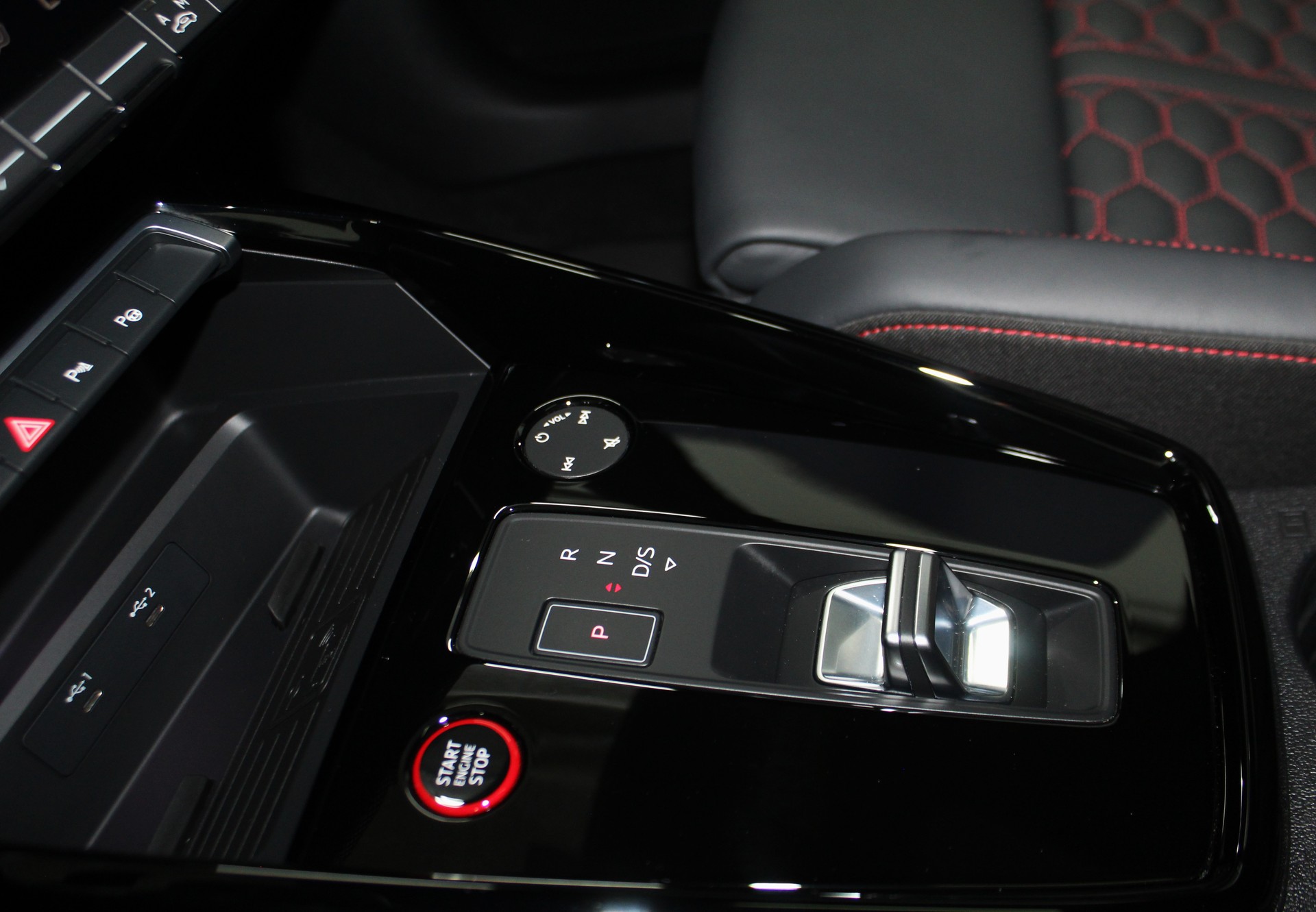 AUDI RS3 Sportback 2.5 TSI quattro S-tronic/ RS-Designpaket plus rot / Keramikbremsanlage / CH-Fahrzeug-image-16