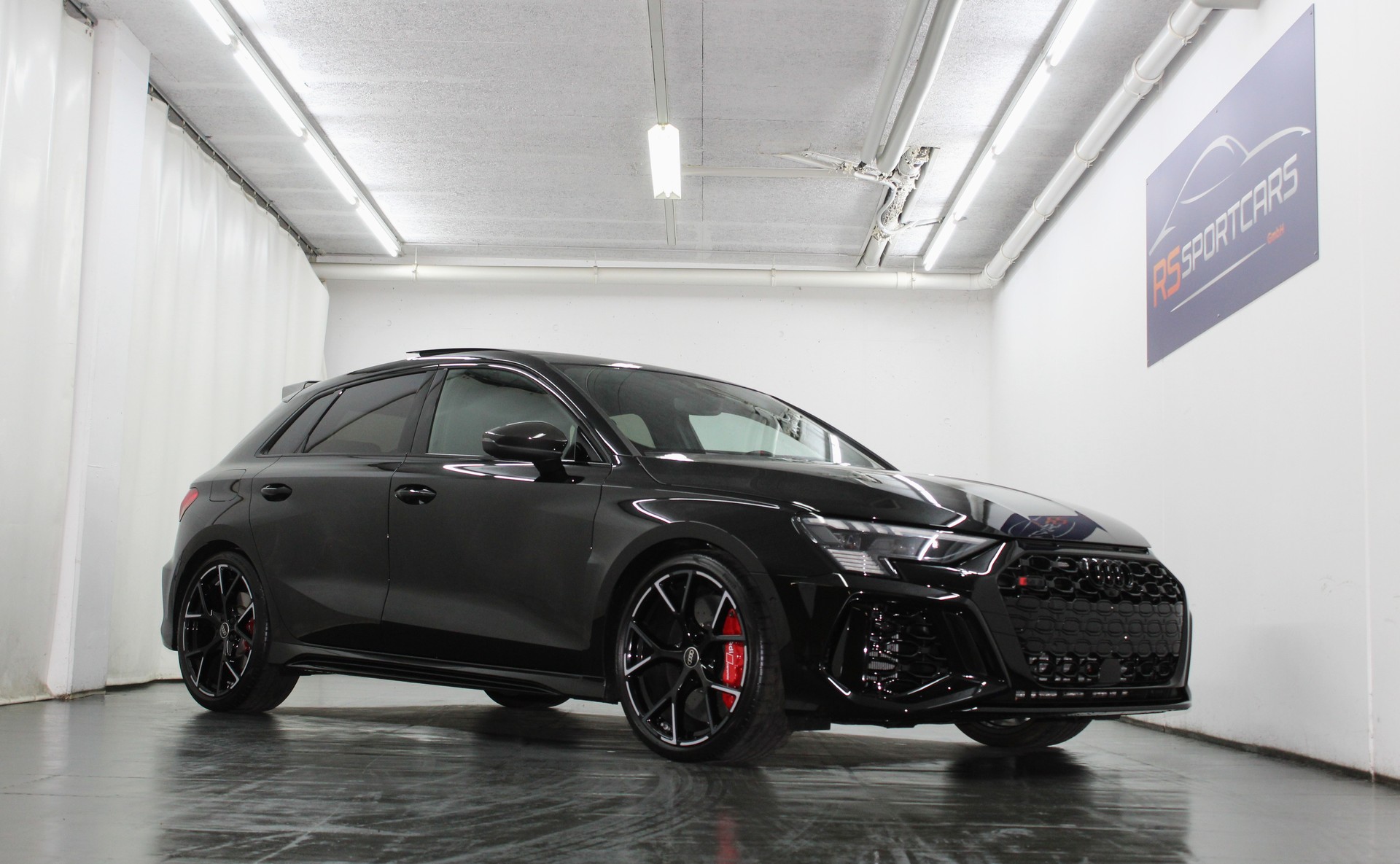 AUDI RS3 Sportback 2.5 TSI quattro S-tronic/ RS-Designpaket plus rot / Keramikbremsanlage / CH-Fahrzeug