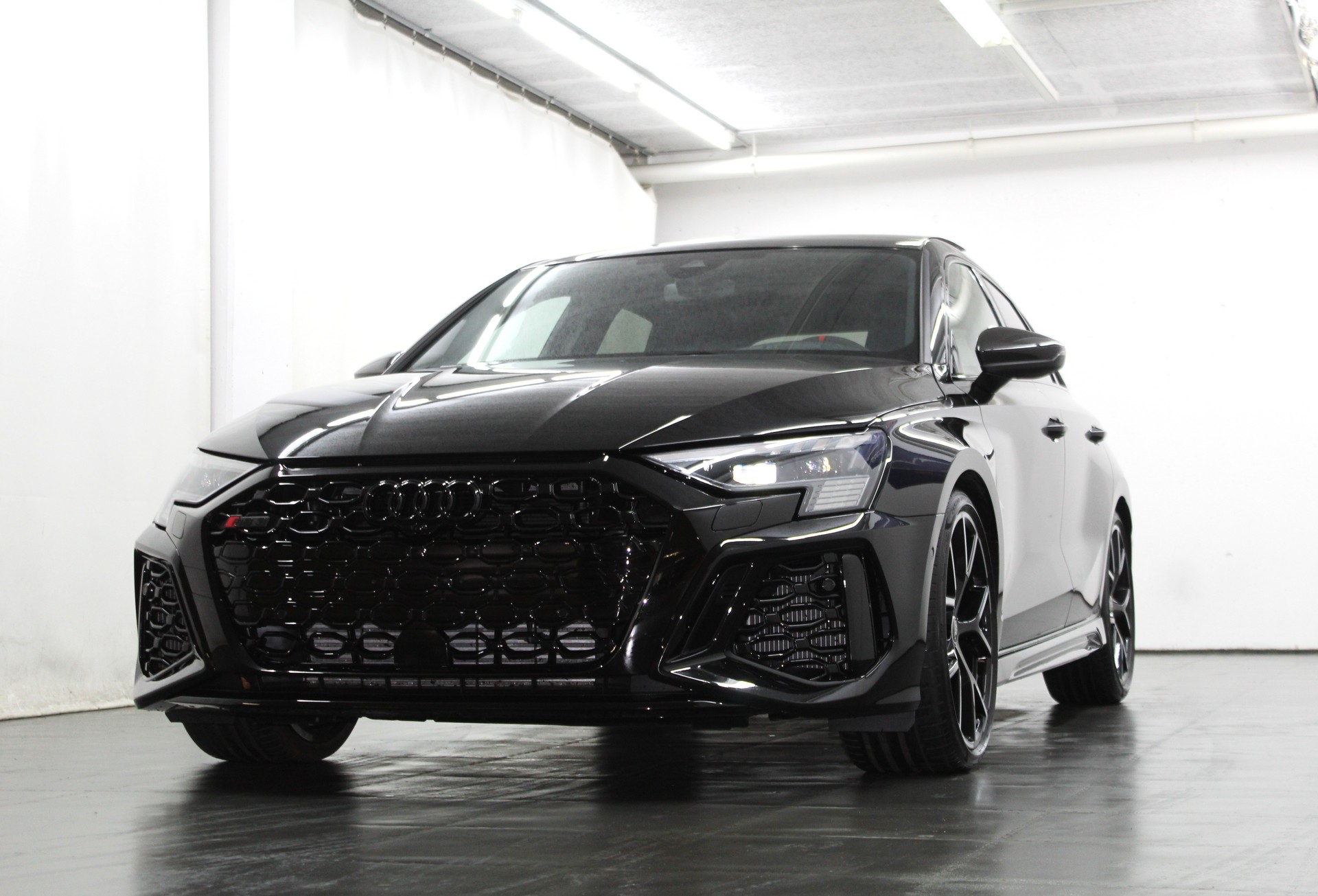 AUDI RS3 Sportback 2.5 TSI quattro S-tronic/ RS-Designpaket plus rot / Keramikbremsanlage / CH-Fahrzeug-showroom-element-3