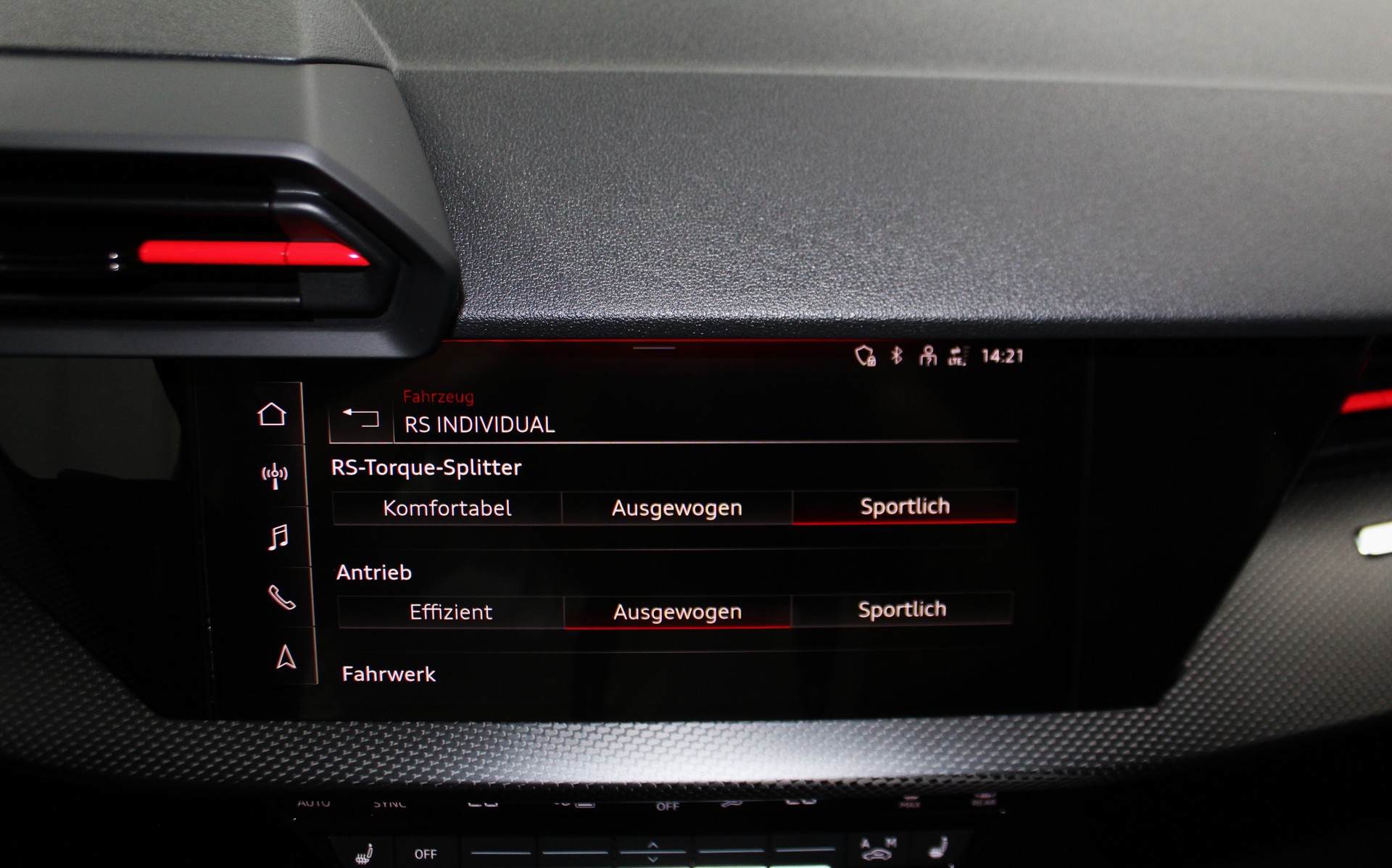 AUDI RS3 Sportback 2.5 TSI quattro S-tronic/ RS-Designpaket plus rot / Keramikbremsanlage / CH-Fahrzeug-image-27