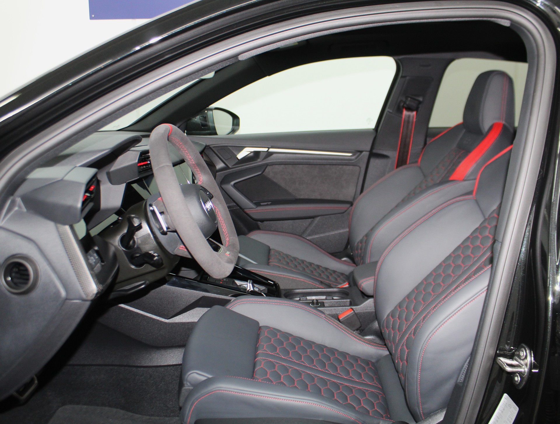 AUDI RS3 Sportback 2.5 TSI quattro S-tronic/ RS-Designpaket plus rot / Keramikbremsanlage / CH-Fahrzeug-image-8
