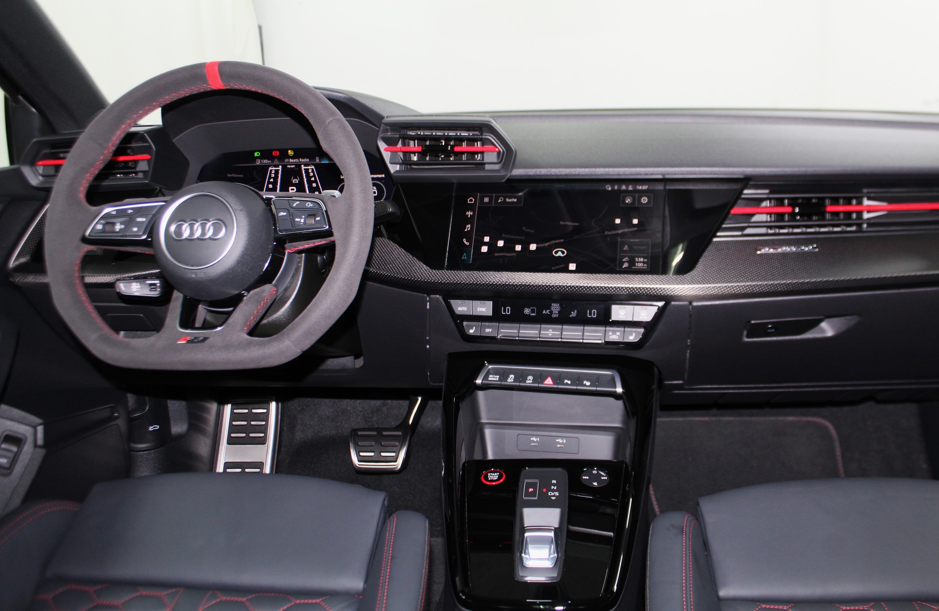 AUDI RS3 Sportback 2.5 TSI quattro S-tronic/ RS-Designpaket plus rot / Keramikbremsanlage / CH-Fahrzeug-image-13