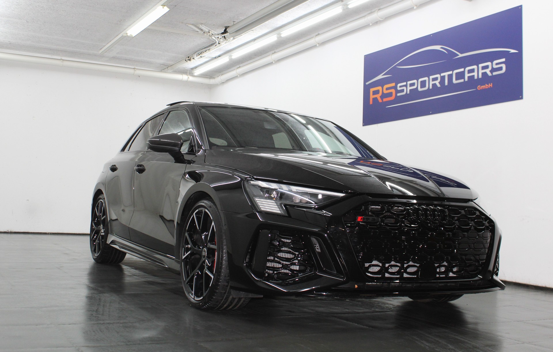 AUDI RS3 Sportback 2.5 TSI quattro S-tronic/ RS-Designpaket plus rot / Keramikbremsanlage / CH-Fahrzeug-showroom-element-1