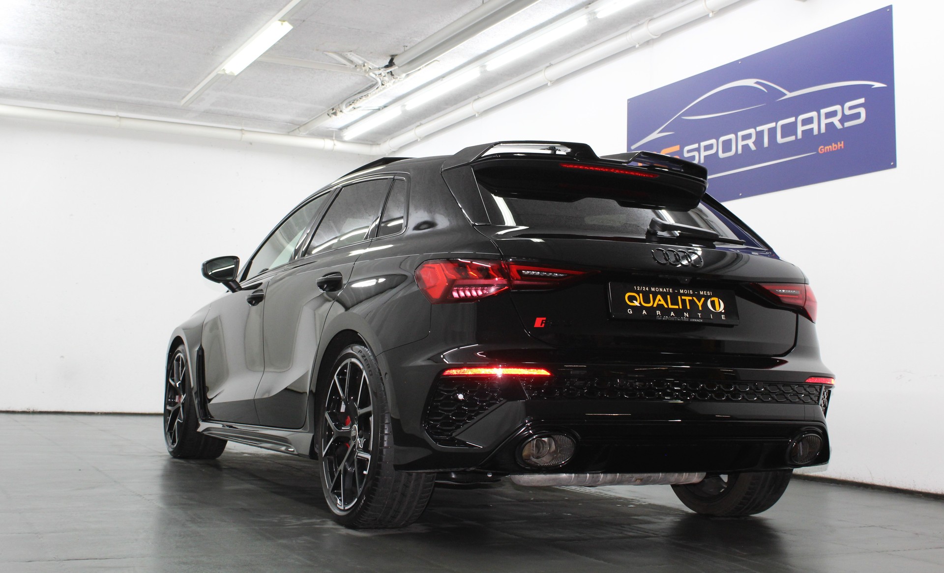 AUDI RS3 Sportback 2.5 TSI quattro S-tronic/ RS-Designpaket plus rot / Keramikbremsanlage / CH-Fahrzeug-image-4