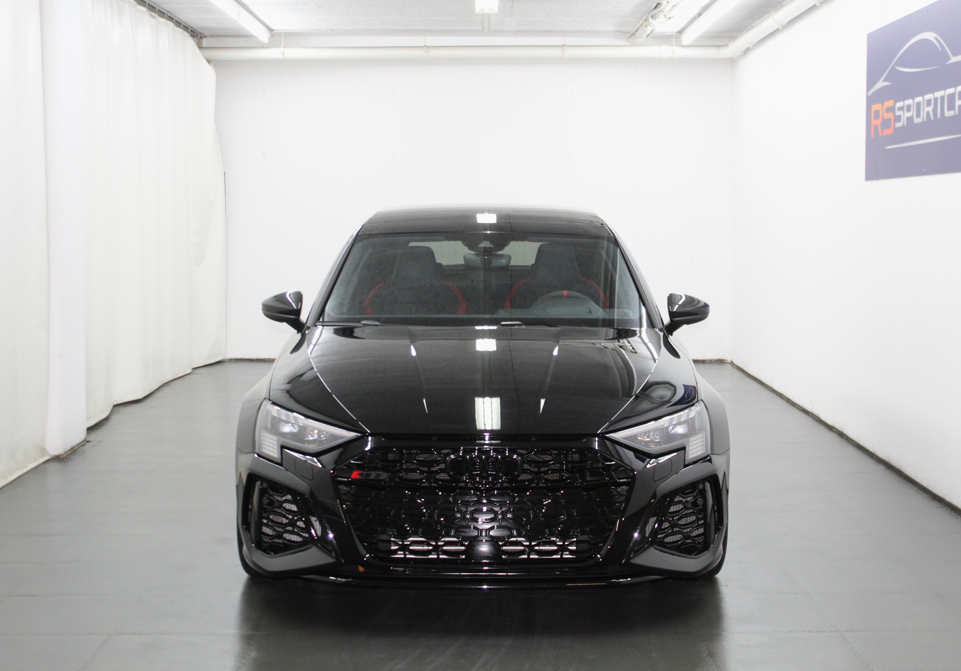 AUDI RS3 Sportback 2.5 TSI quattro S-tronic/ RS-Designpaket plus rot / Keramikbremsanlage / CH-Fahrzeug-showroom-element-2