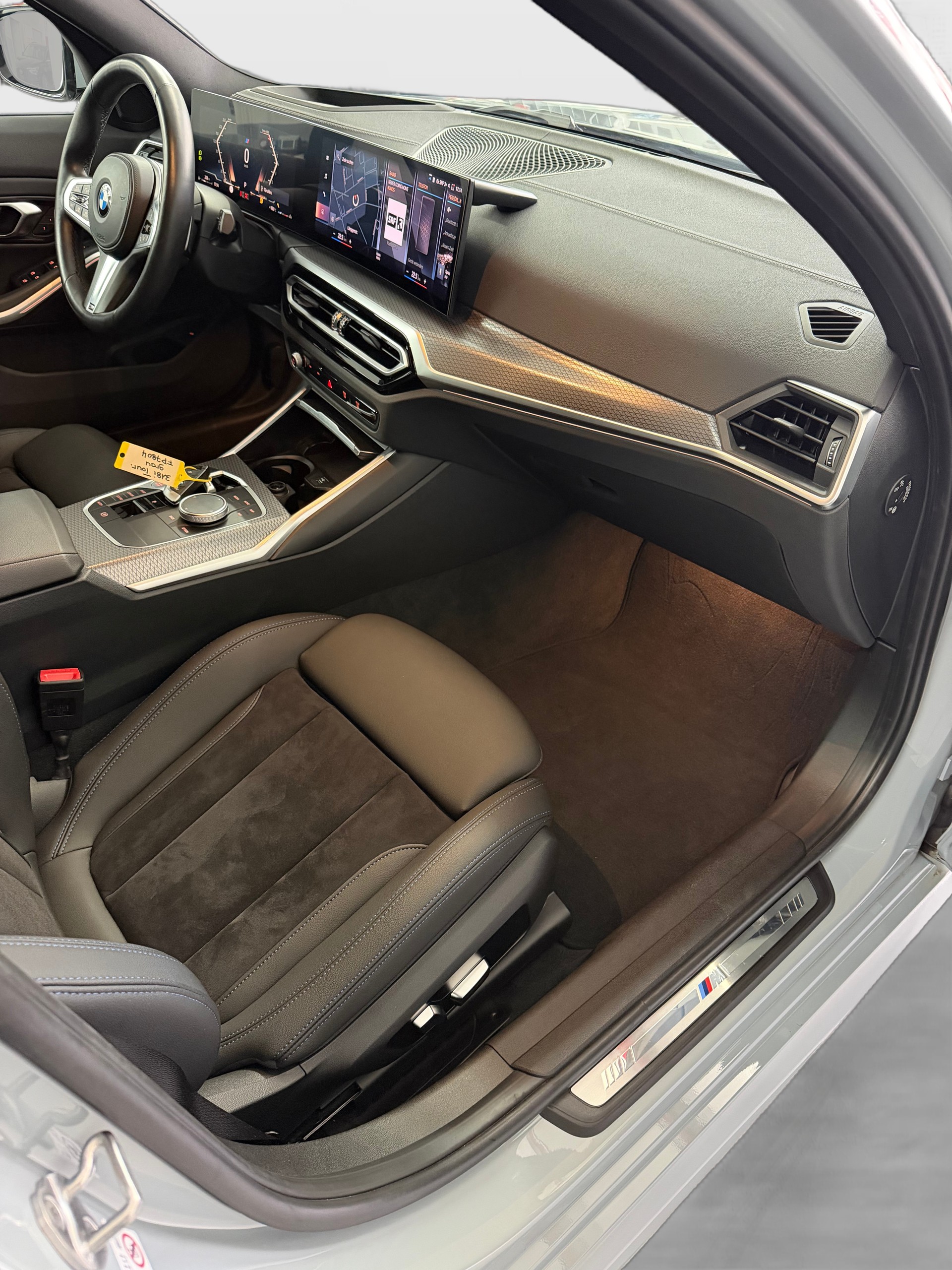 BMW 318i Touring Steptronic M Sport-image-12