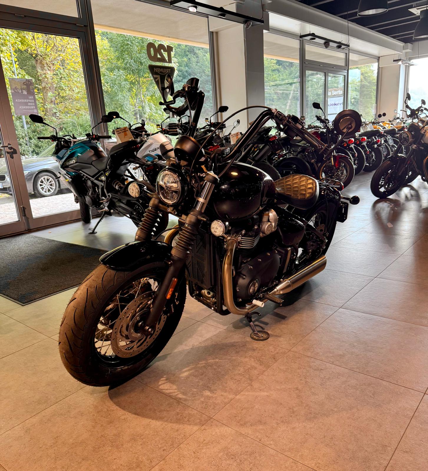 TRIUMPH Bonneville 1200 Bobber-image-2