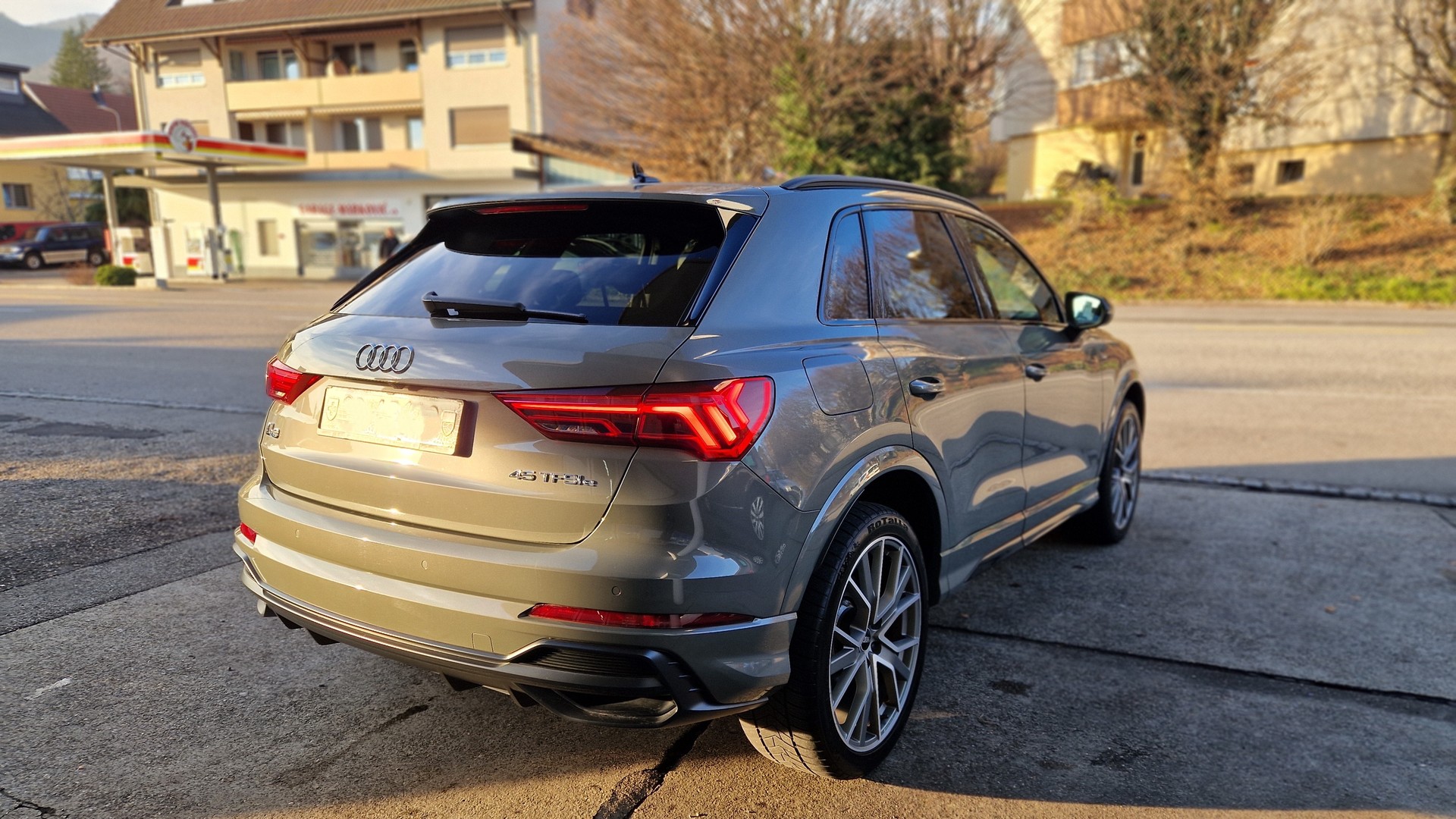 AUDI Q3 45 TFSI e S line S-tronic-image-2