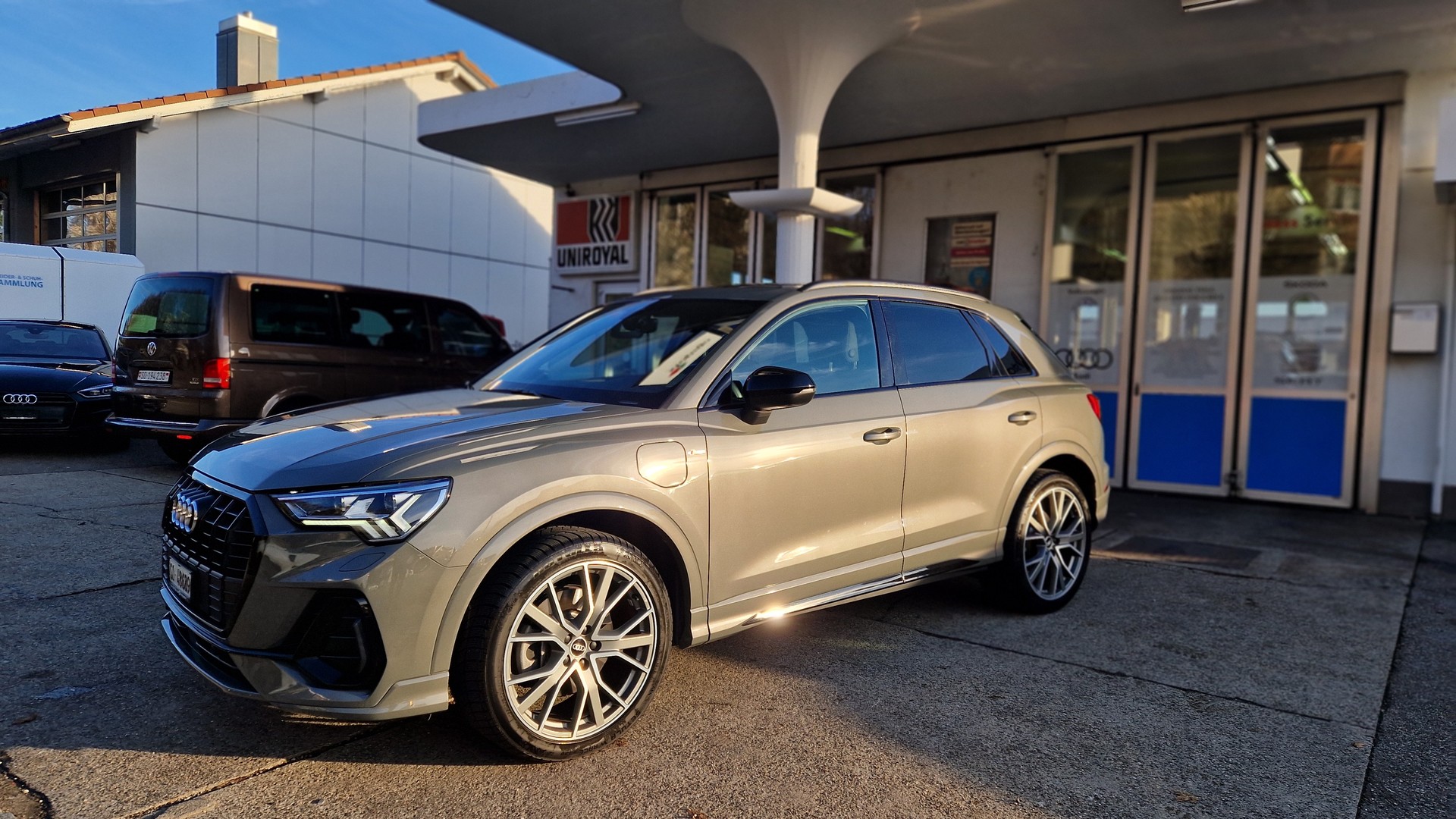 AUDI Q3 45 TFSI e S line S-tronic-image-1