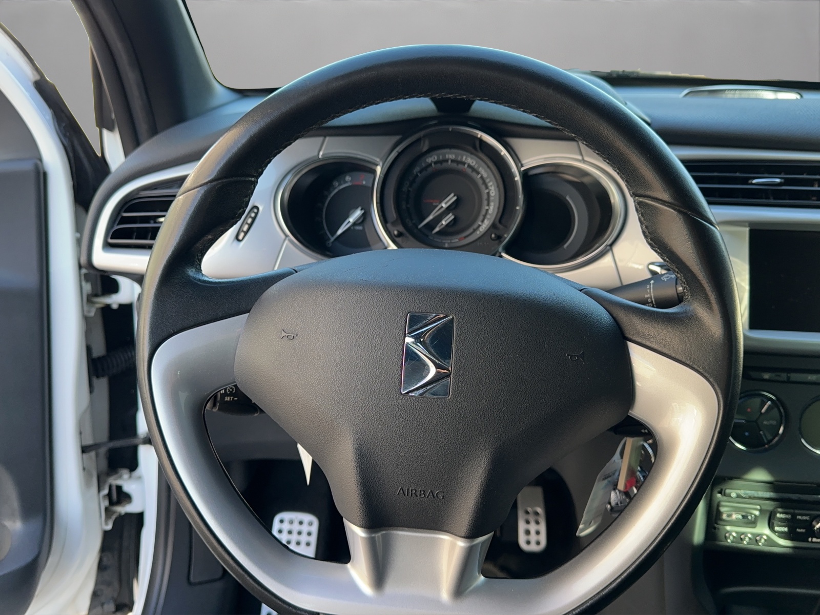 DS AUTOMOBILES DS3 1.2 VTi SO Chic-image-9
