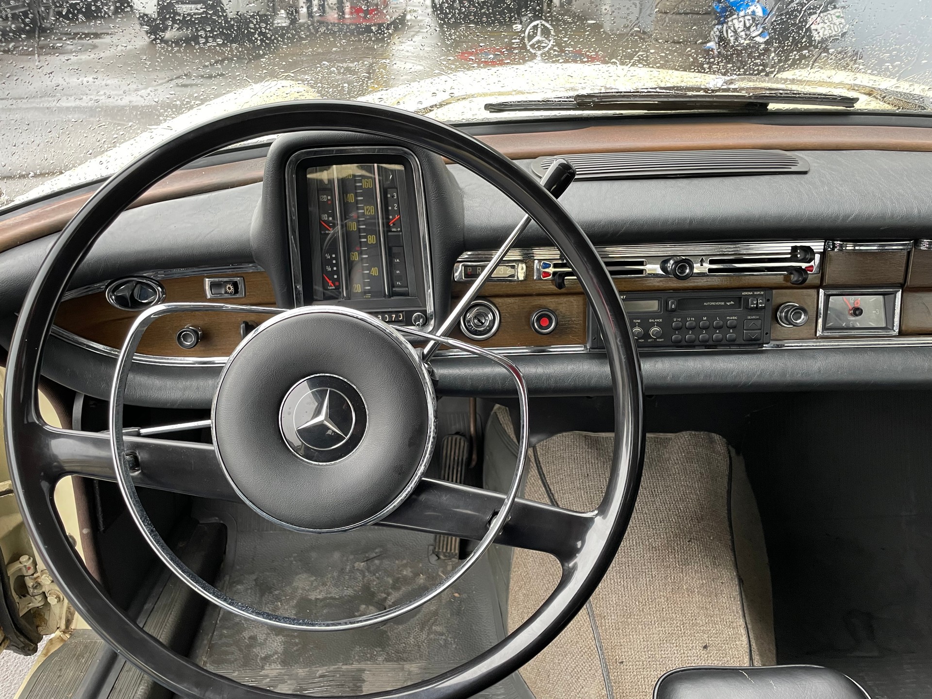 MERCEDES-BENZ 220 SE-image-11