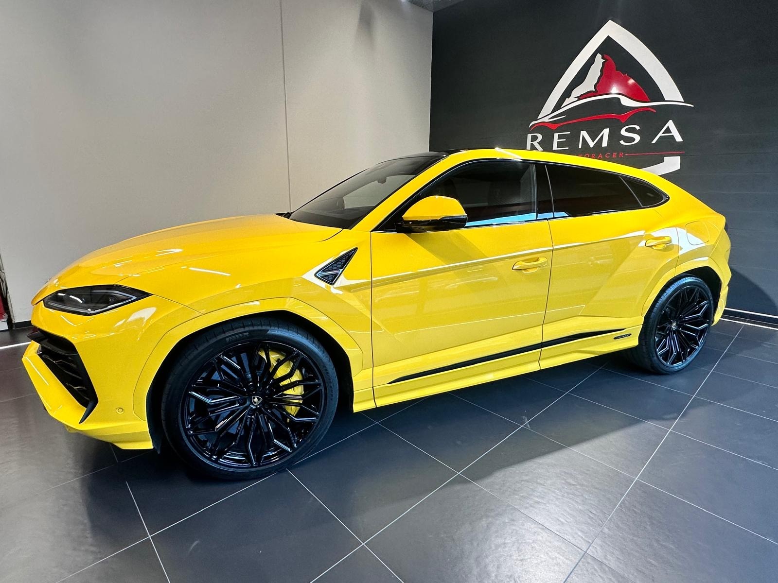 LAMBORGHINI Urus SE-image-3