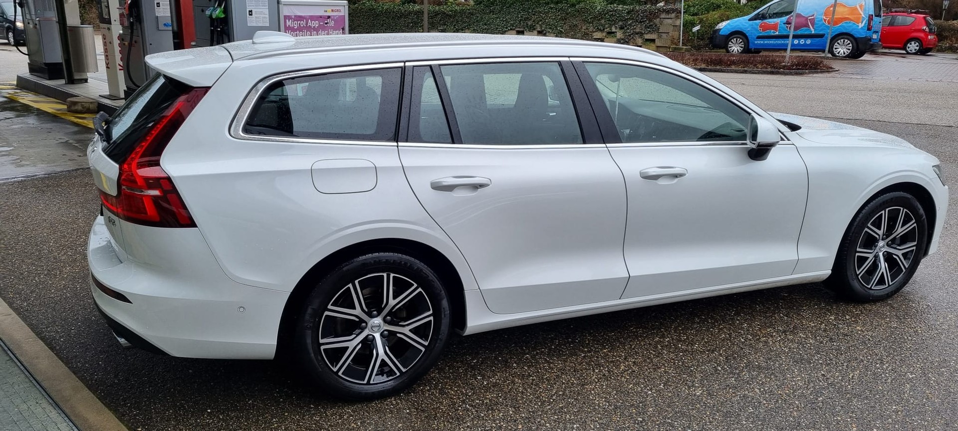 VOLVO V60 D3 Momentum Geartronic-image-2