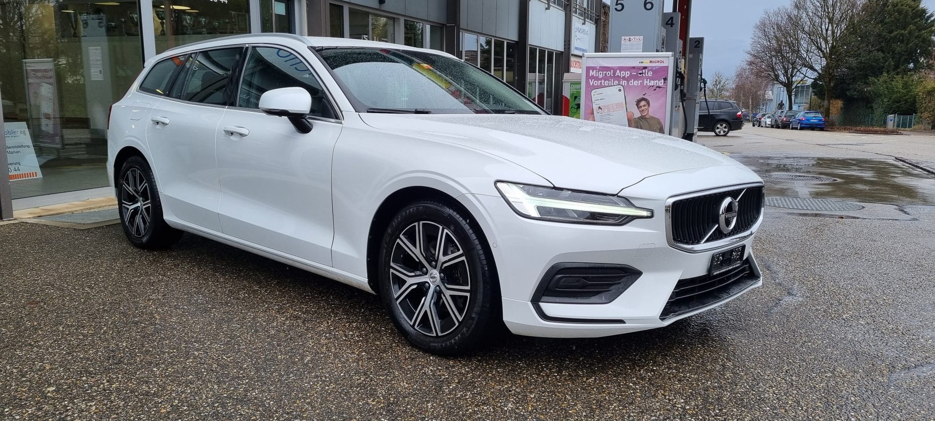 VOLVO V60 D3 Momentum Geartronic-image-1