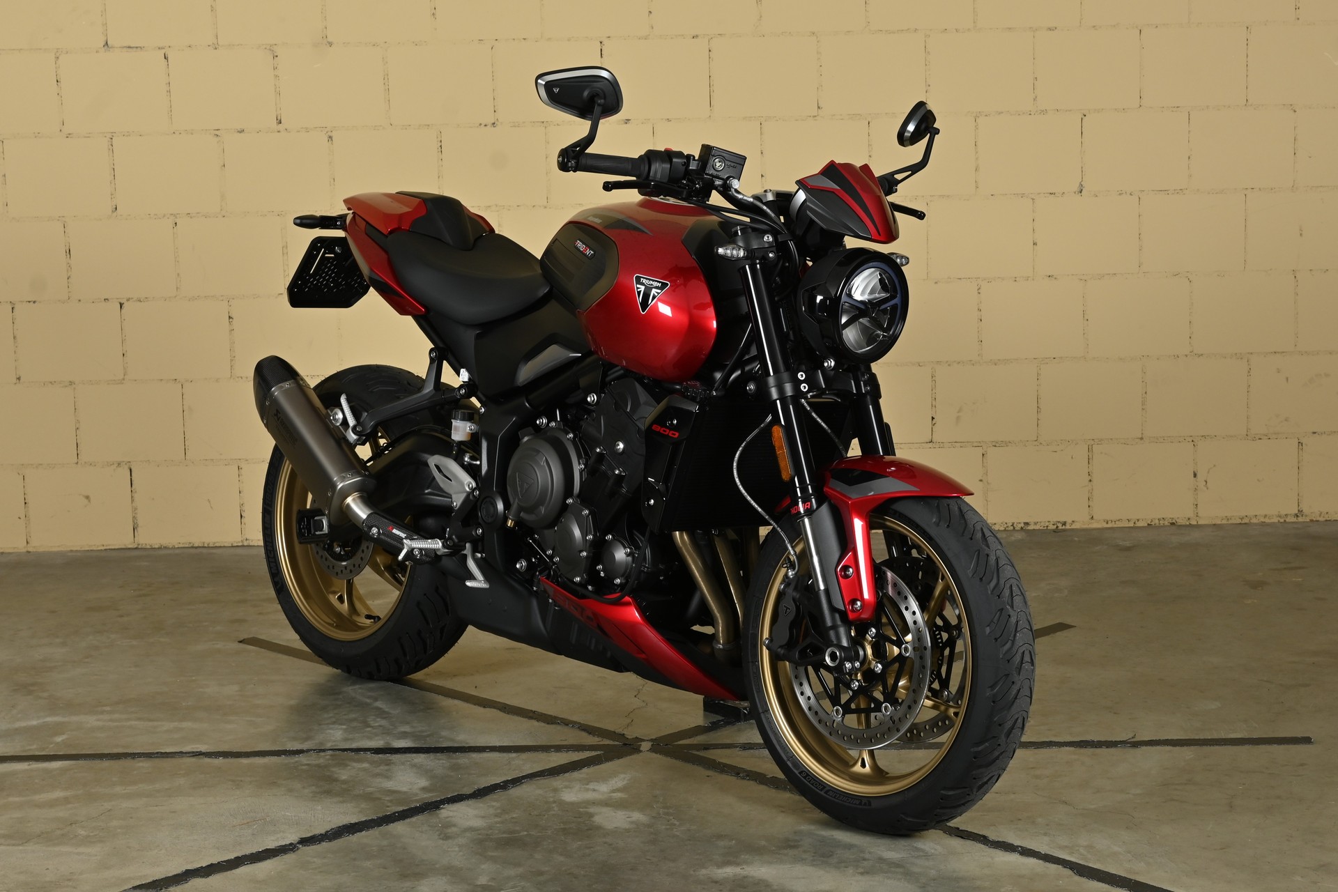 TRIUMPH Trident 800-showroom-element-1
