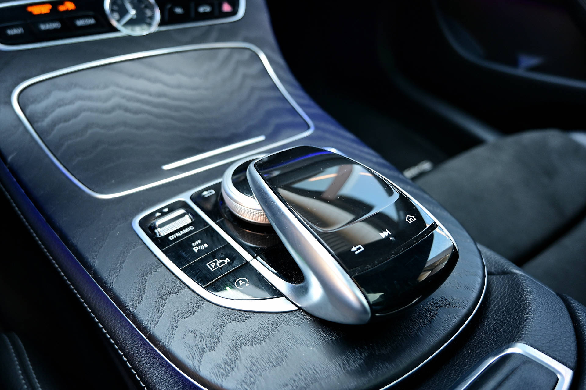 MERCEDES-BENZ E 300 AMG Line Coupé-image-11