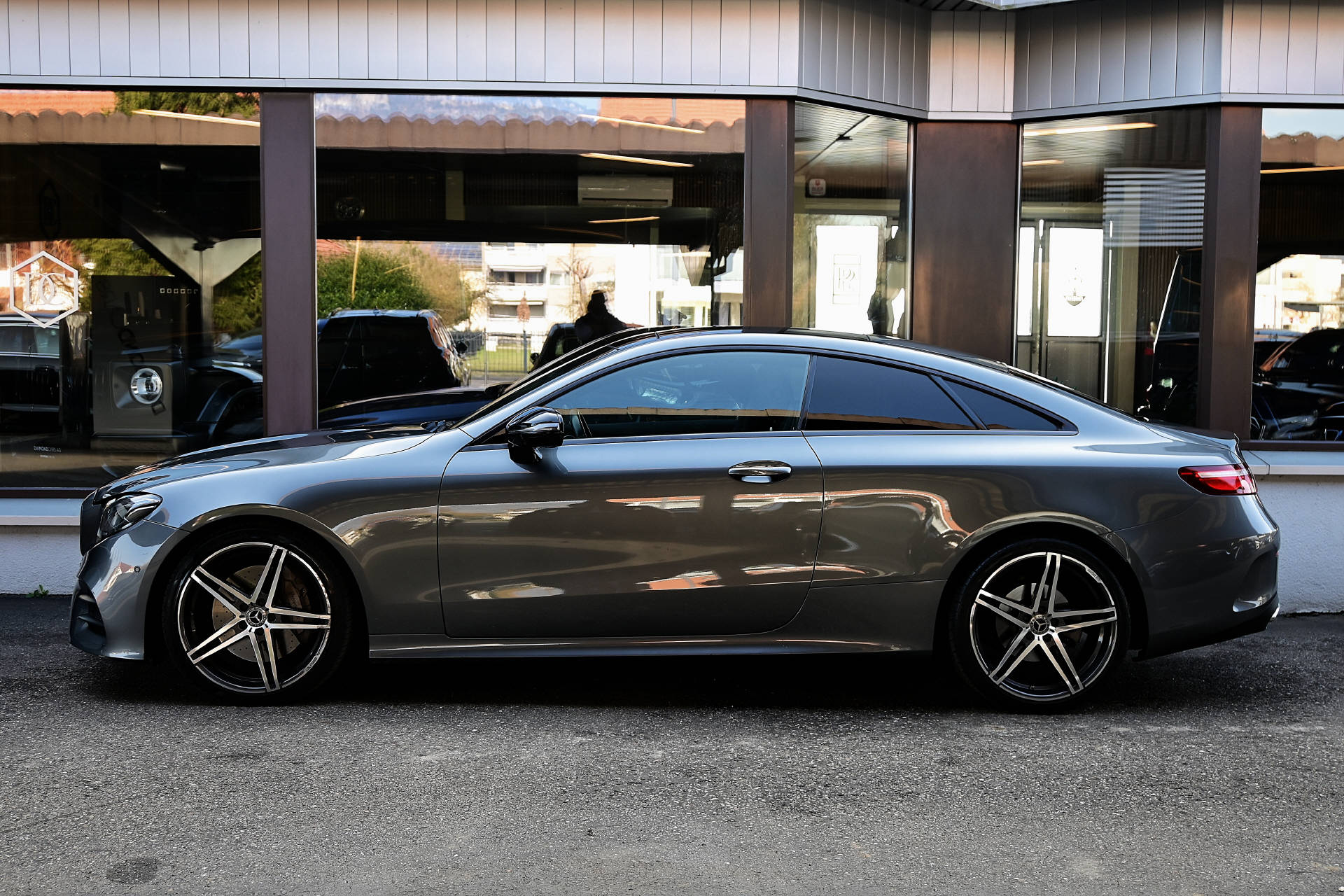 MERCEDES-BENZ E 300 AMG Line Coupé-showroom-element-3