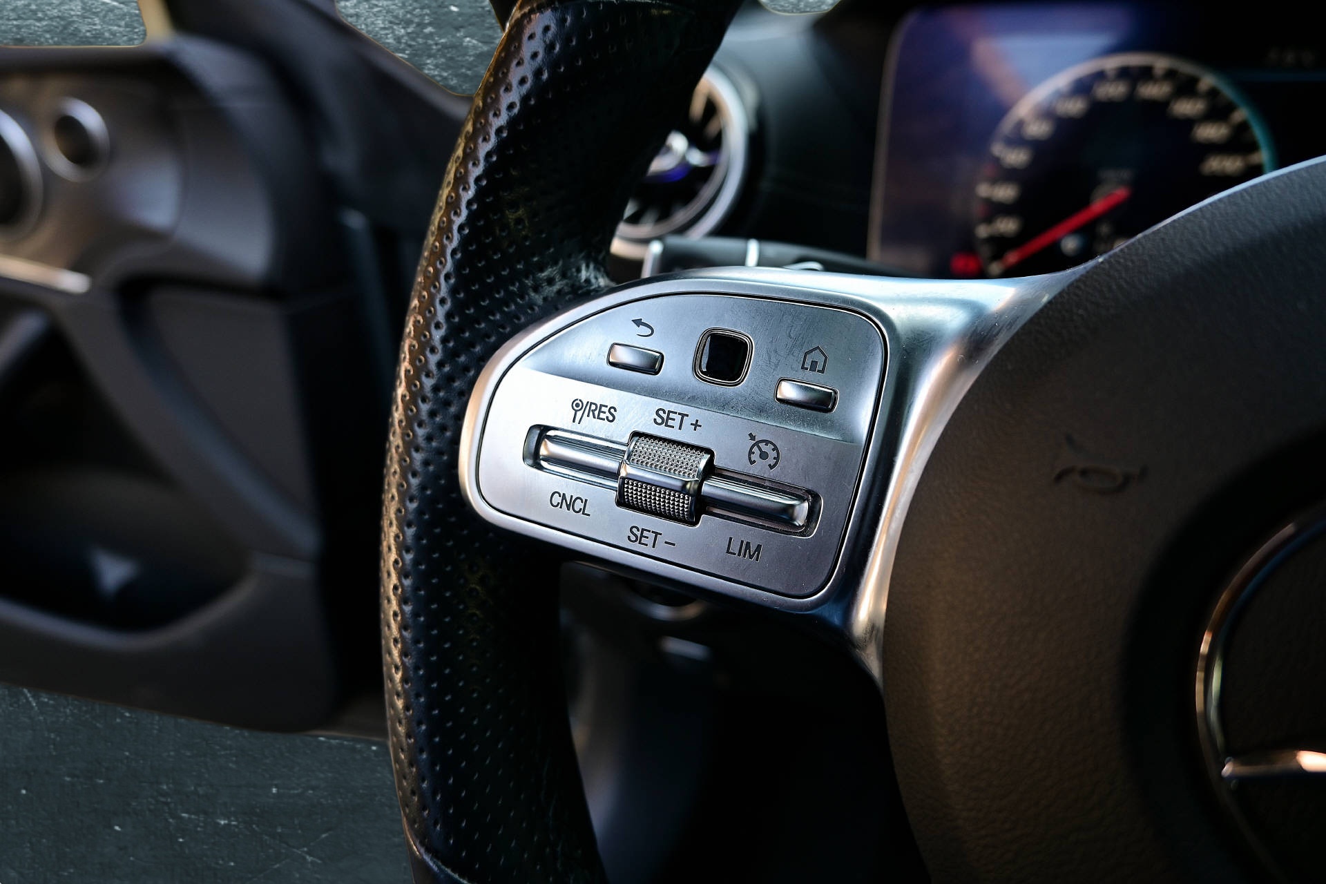 MERCEDES-BENZ E 300 AMG Line Coupé-image-12