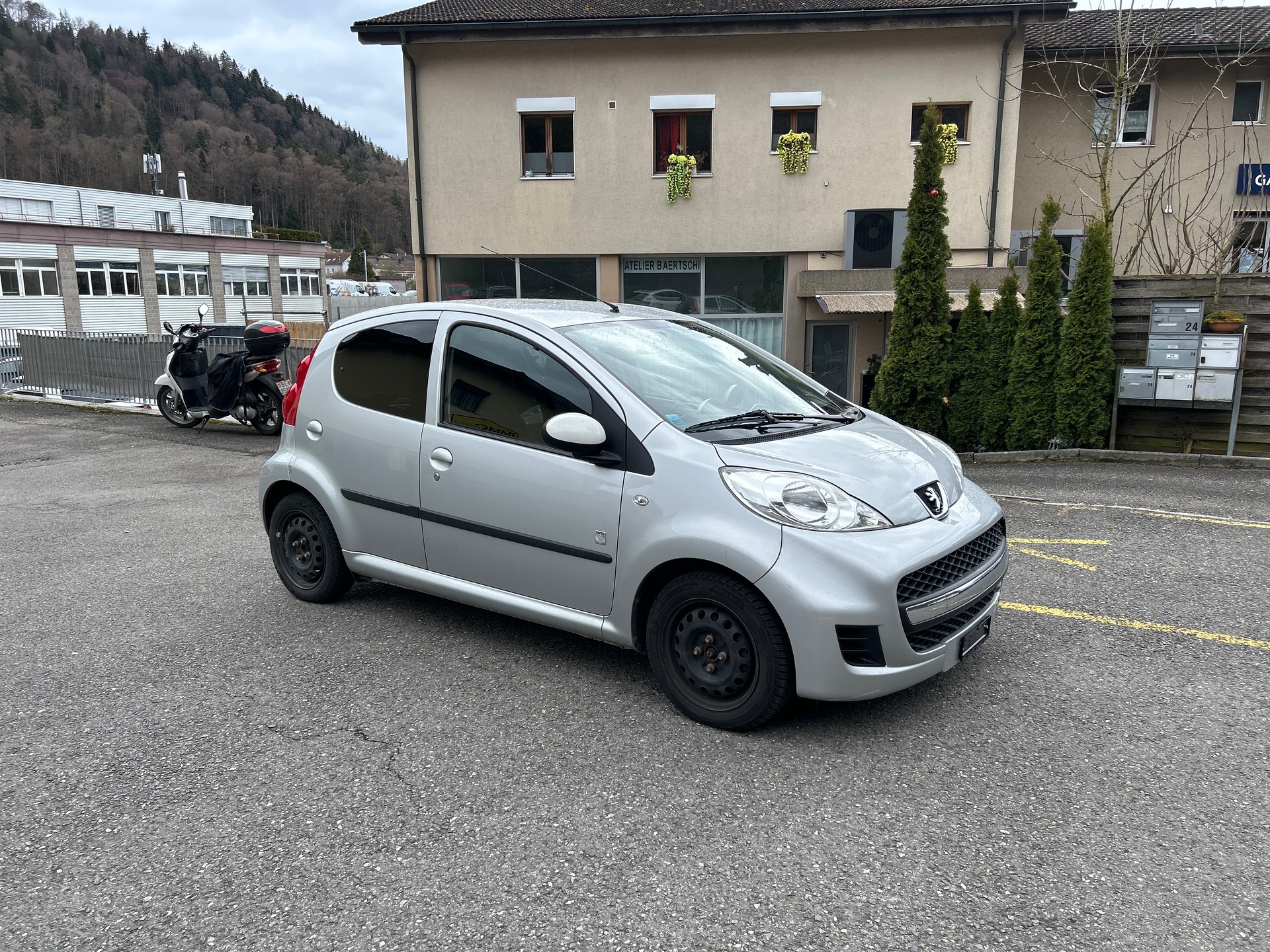 PEUGEOT 107 1.0 Swiss Edition-image-6