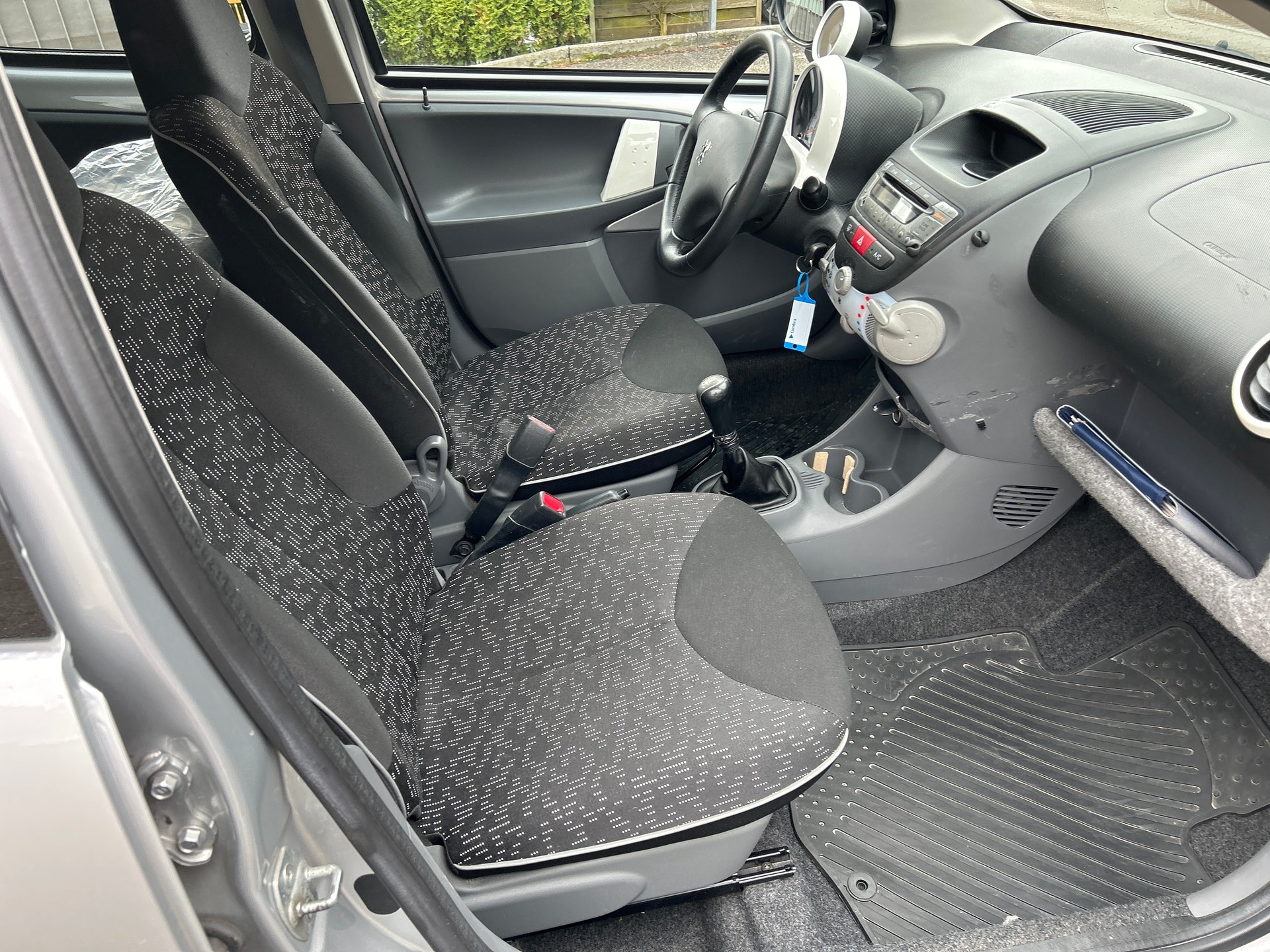 PEUGEOT 107 1.0 Swiss Edition-image-9