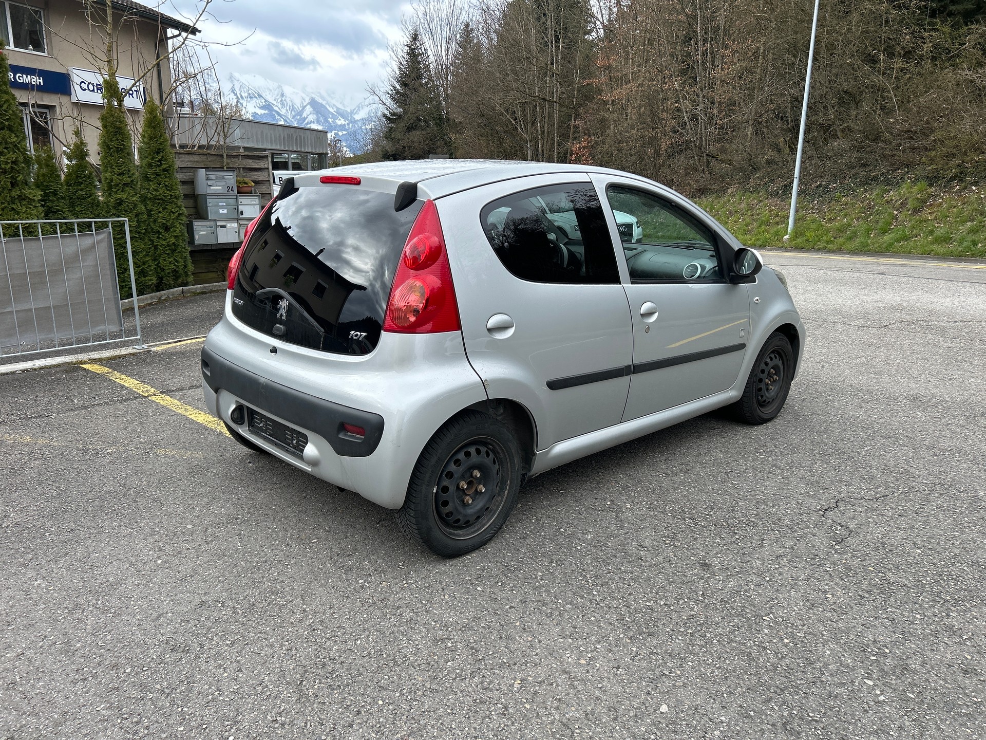 PEUGEOT 107 1.0 Swiss Edition-image-4