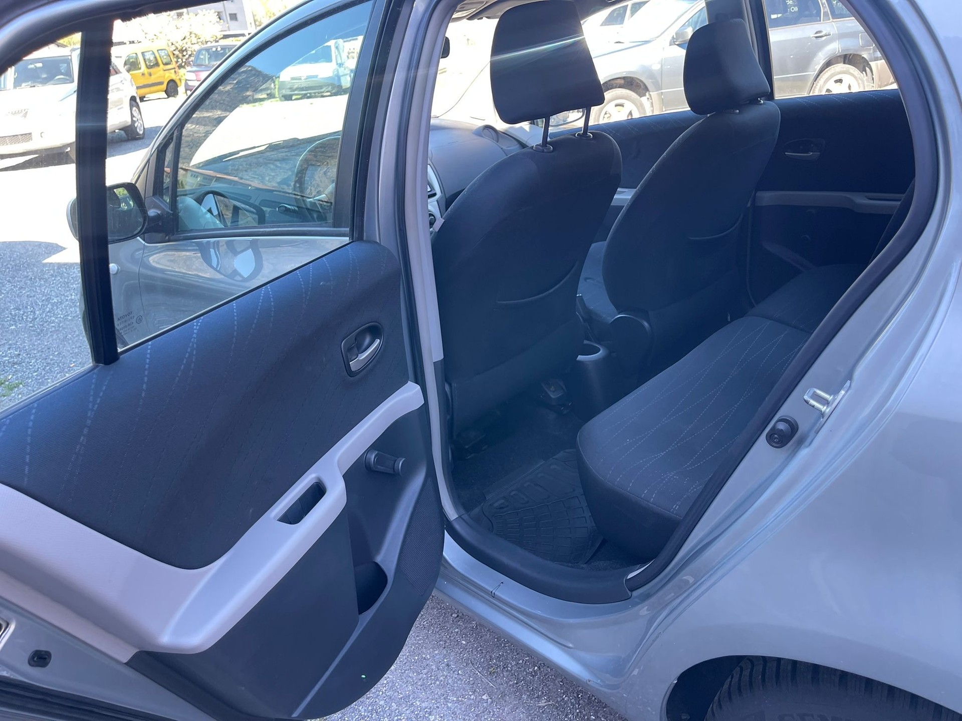 TOYOTA Yaris 1.3 Linea Luna-image-5