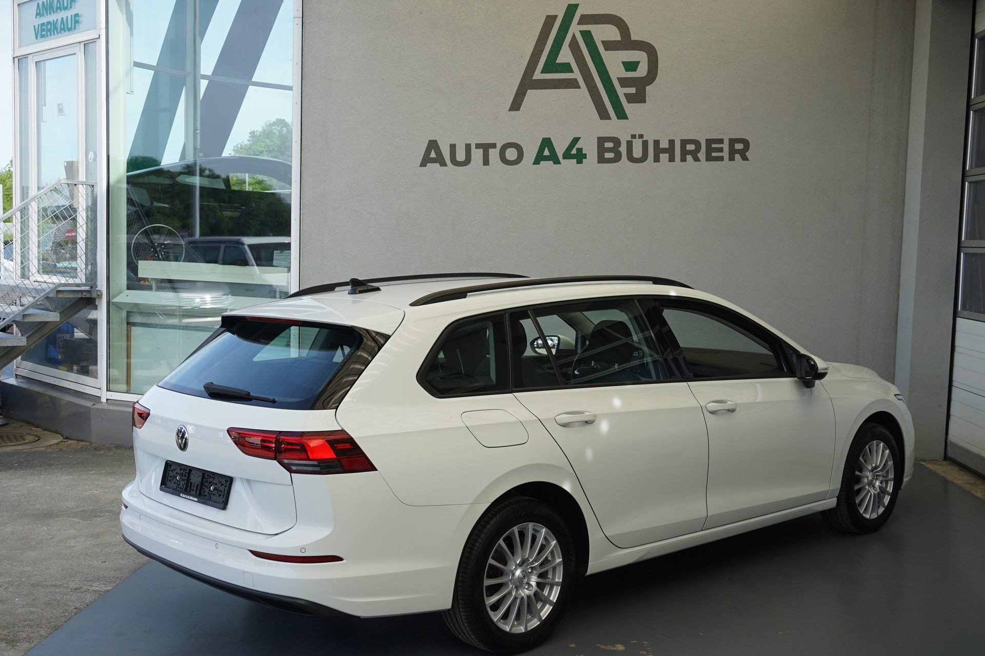 VW Golf 8 Variant 2.0 TDI Life DSG-Automat mit Abstandsregeltempomat "aus erster Hand+CH-Auto"-image-6