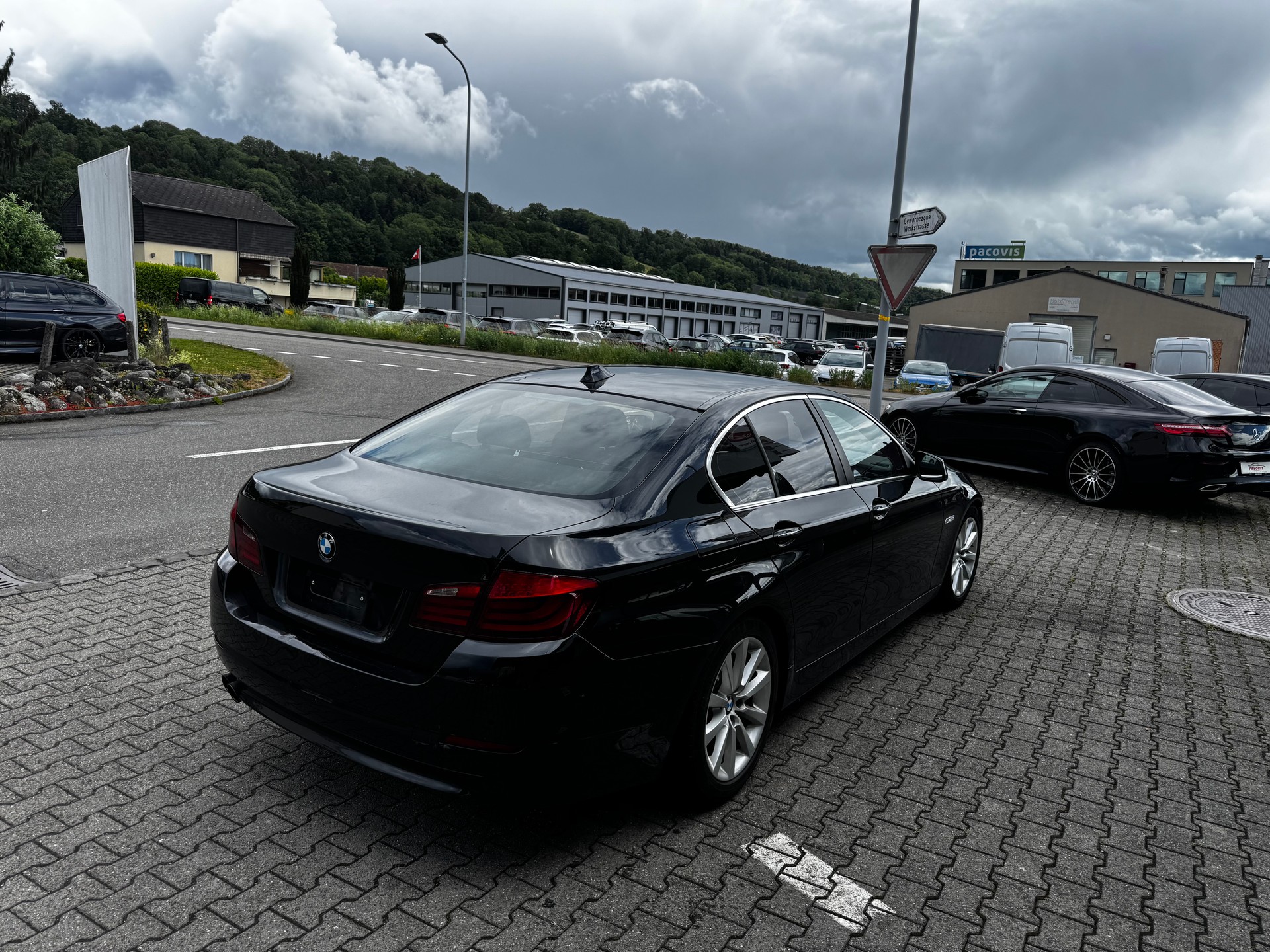 BMW 523i-image-2
