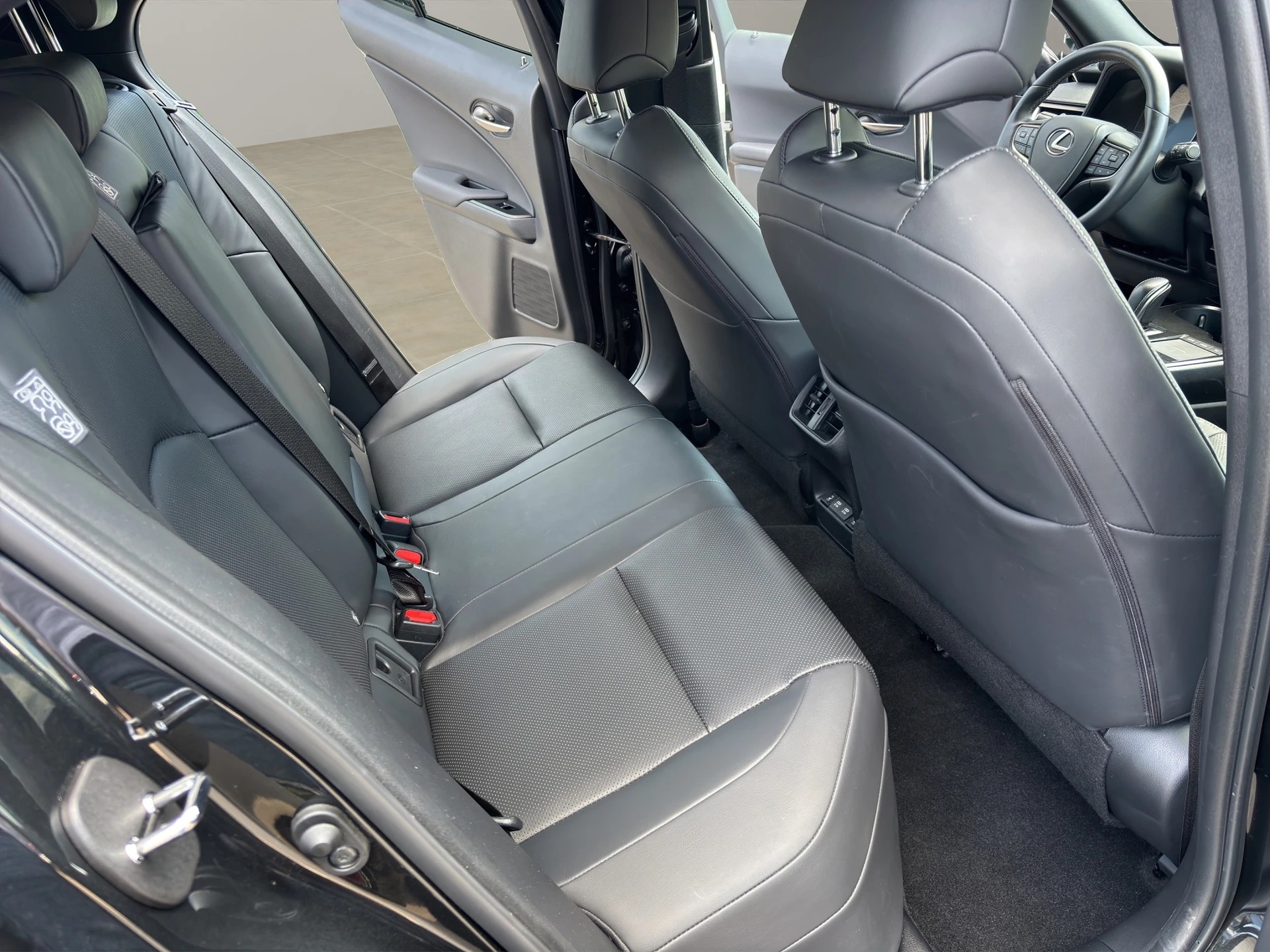 LEXUS UX 300e Excellence Automatic-image-23