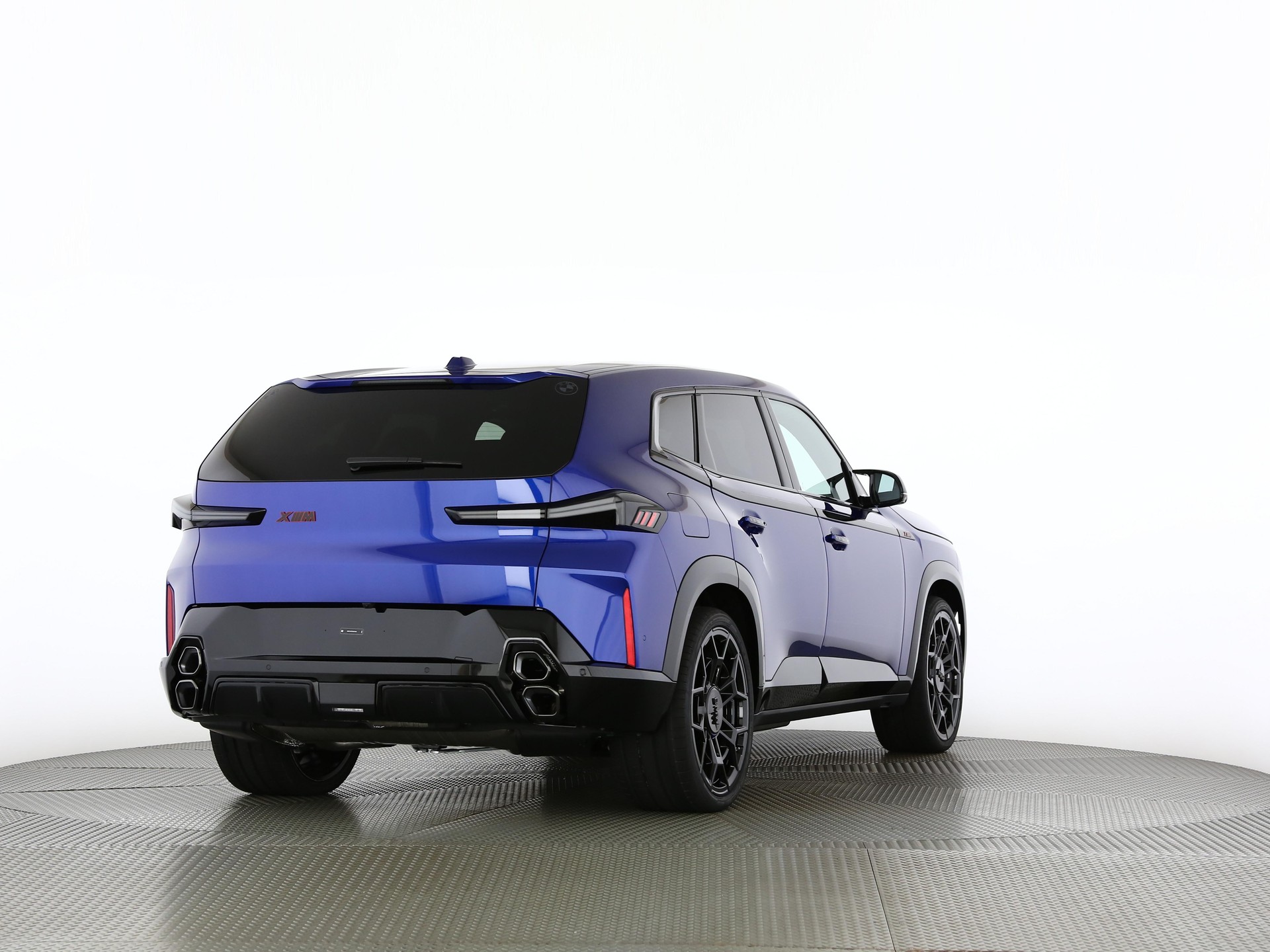 BMW XM Label Plug-in Hybrid-showroom-element-1