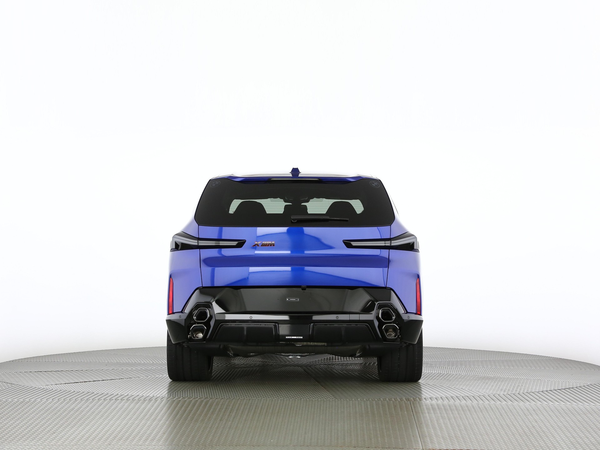 BMW XM Label Plug-in Hybrid-showroom-element-3