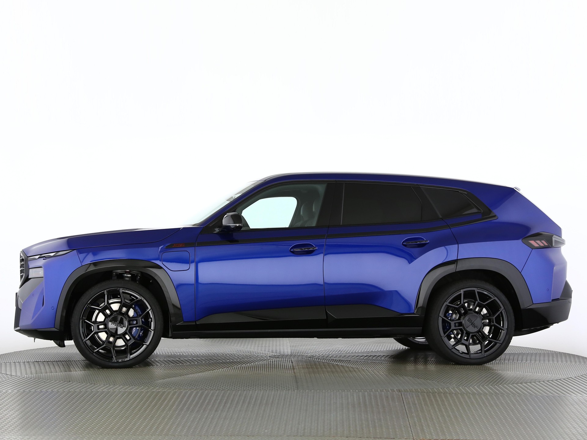BMW XM Label Plug-in Hybrid-showroom-element-2