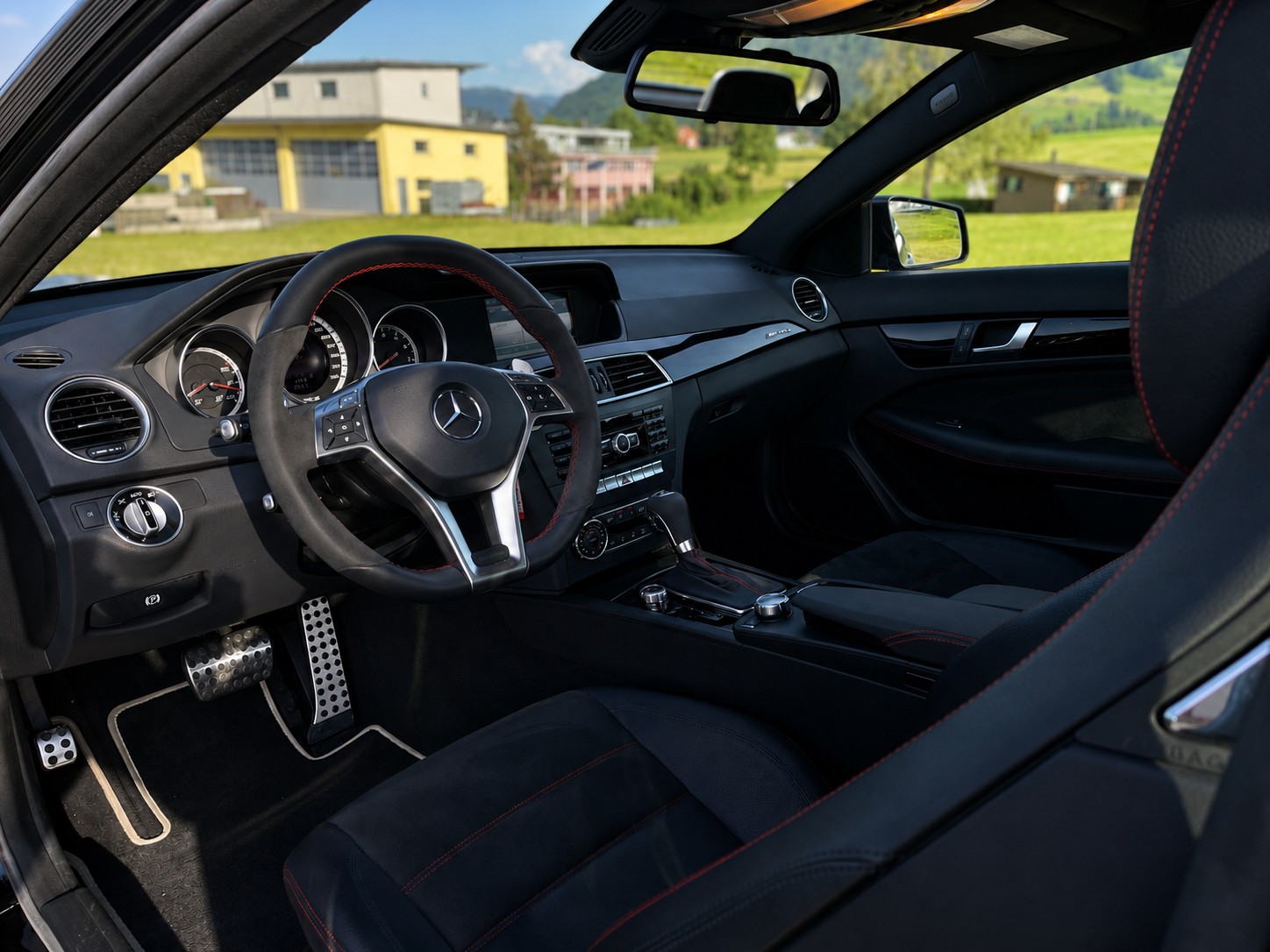 MERCEDES-BENZ C63 AMG Black Series-showroom-element-3