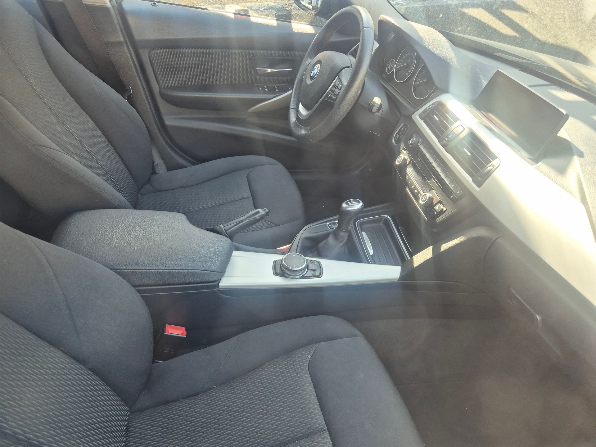 BMW 318d xDrive Touring Modern Line-image-3