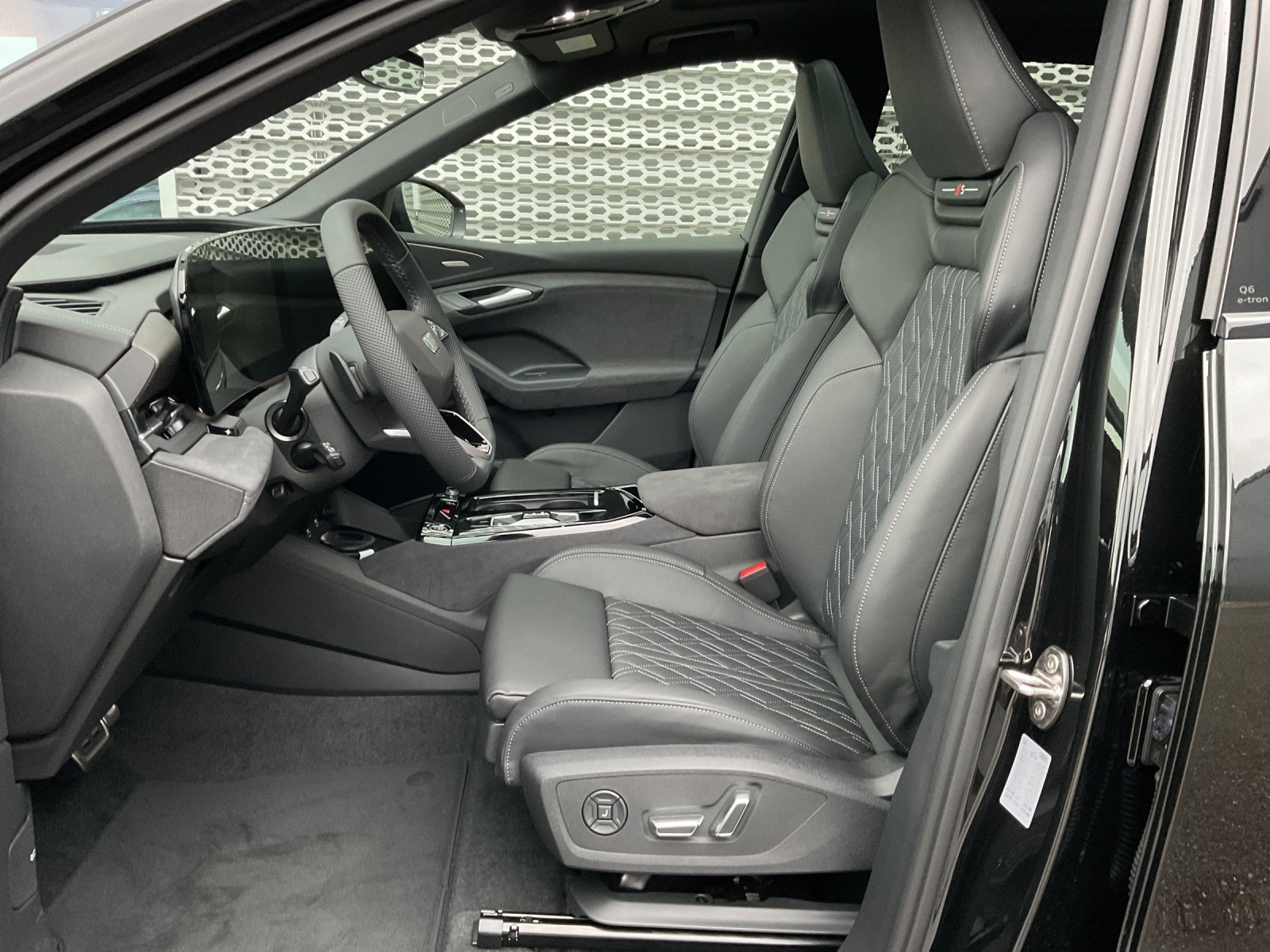 AUDI SQ6 e-tron quattro-image-9