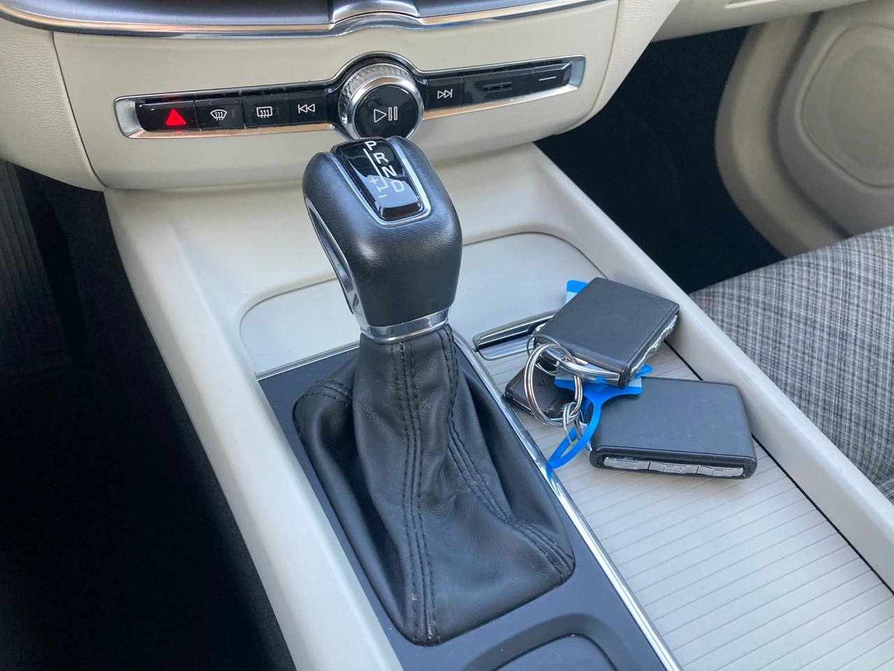VOLVO XC60 D4 AWD Momentum Geartronic-image-14