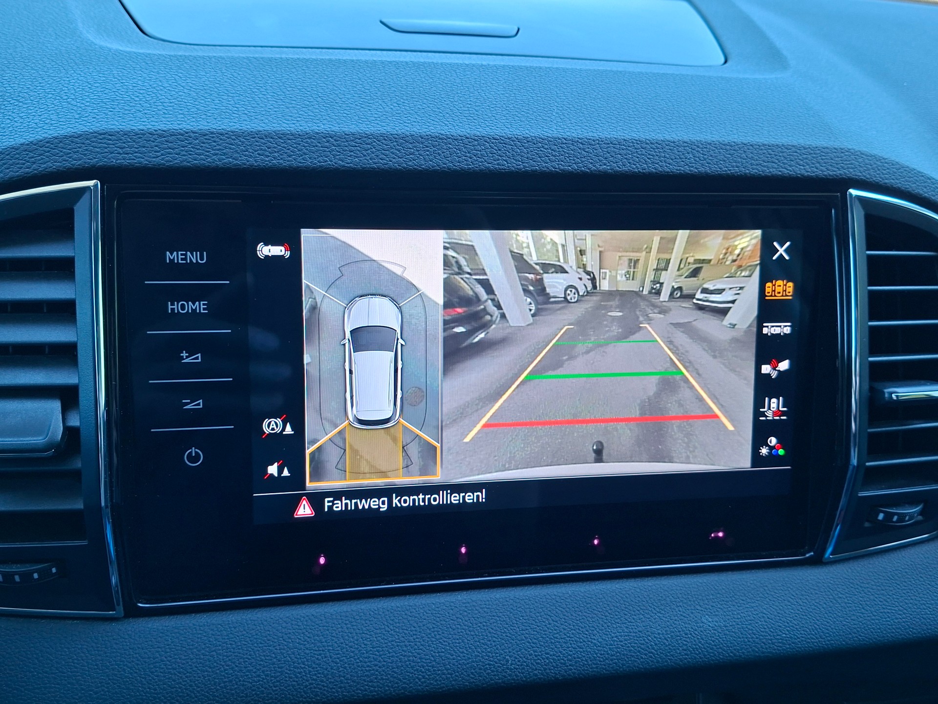 SKODA Karoq 2.0 TDI CR Style 4x4 DSG Anhängerkupplung+8-fach bereift*-image-11